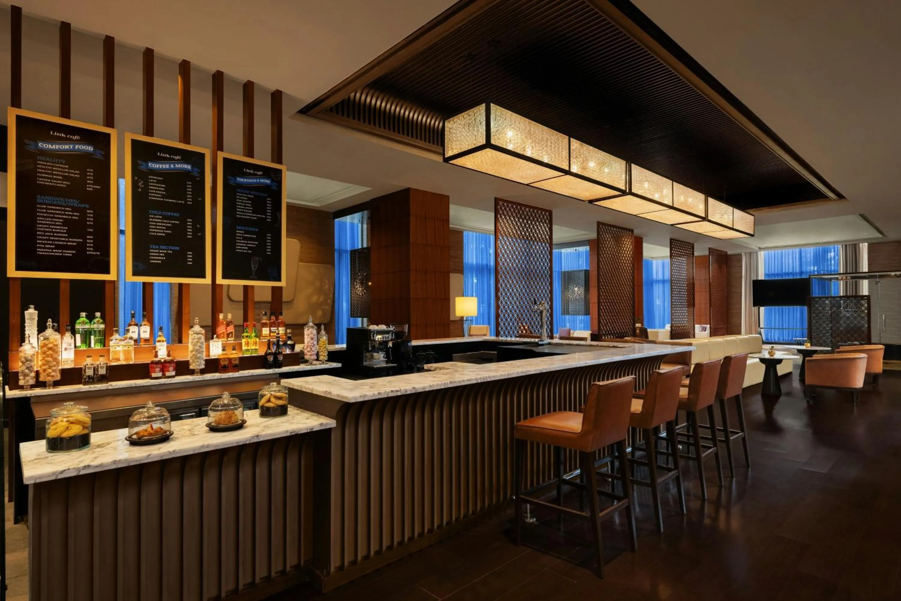 Lounge or bar in Sheraton Hyderabad Hotel