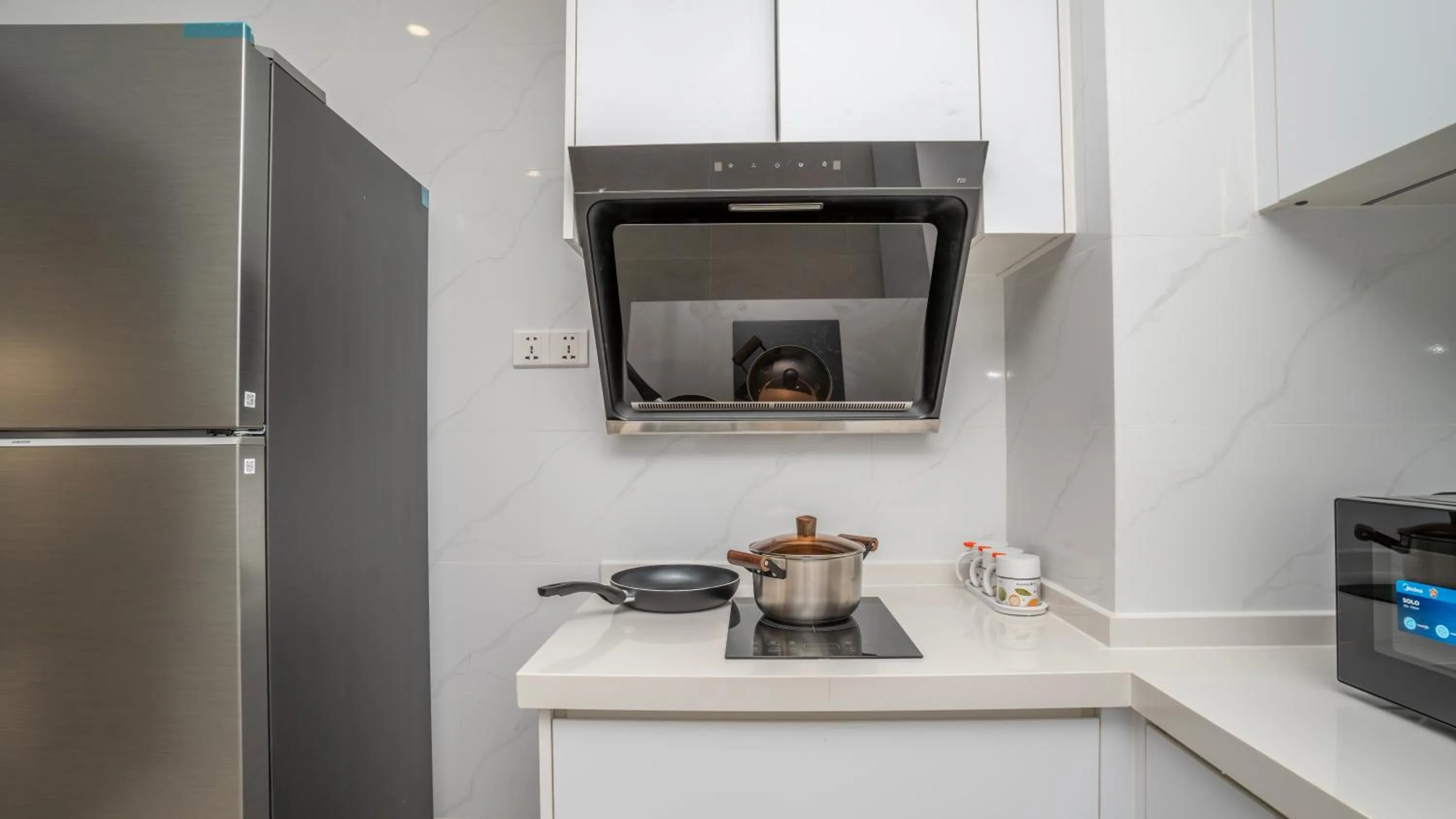 Kitchen or kitchenette in Merton Holiday Inn