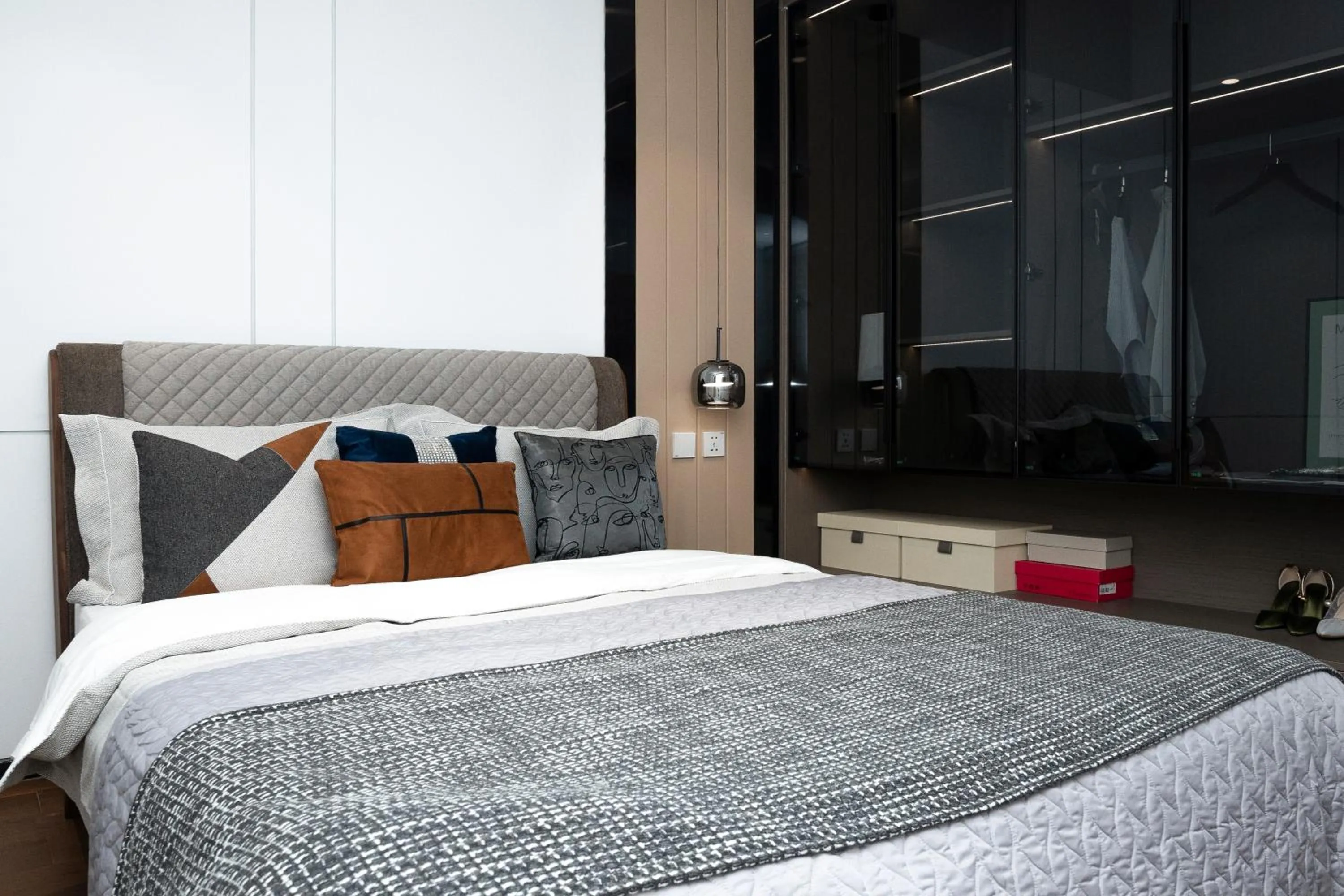 Bedroom, Bed in Merton Holiday Inn