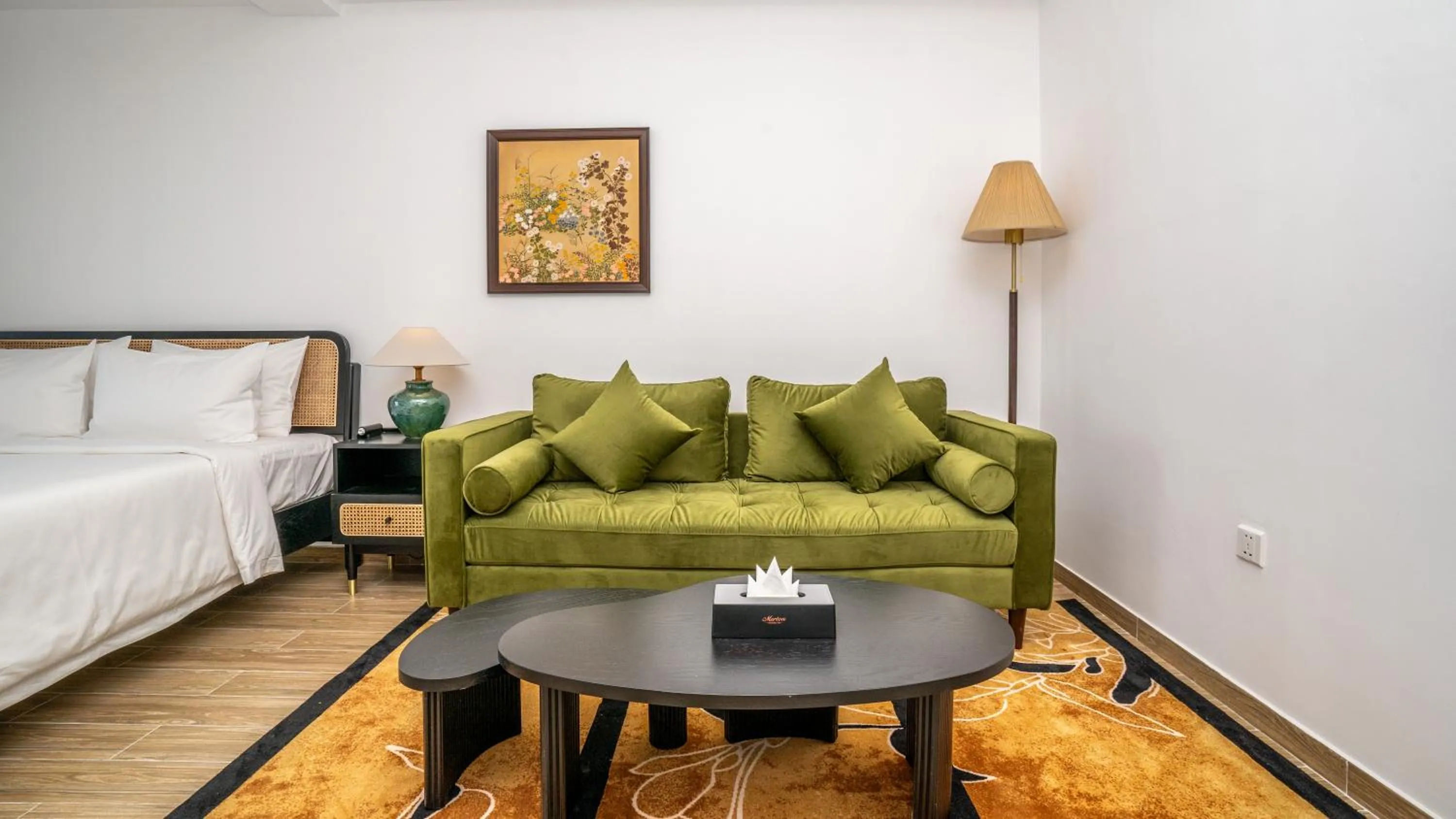 Seating area, Bed in Merton Holiday Inn