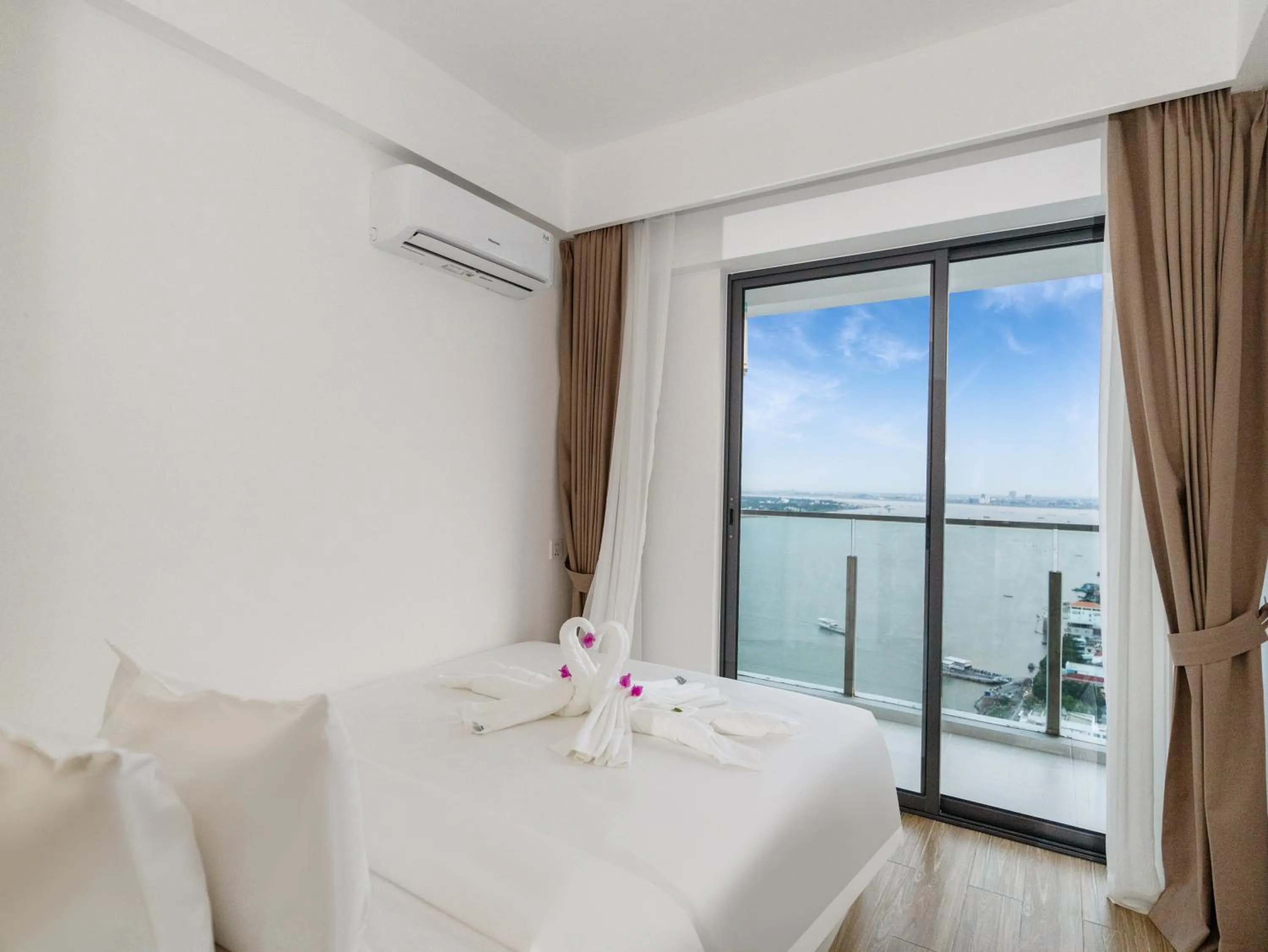 Bedroom, Bed in Merton Holiday Inn