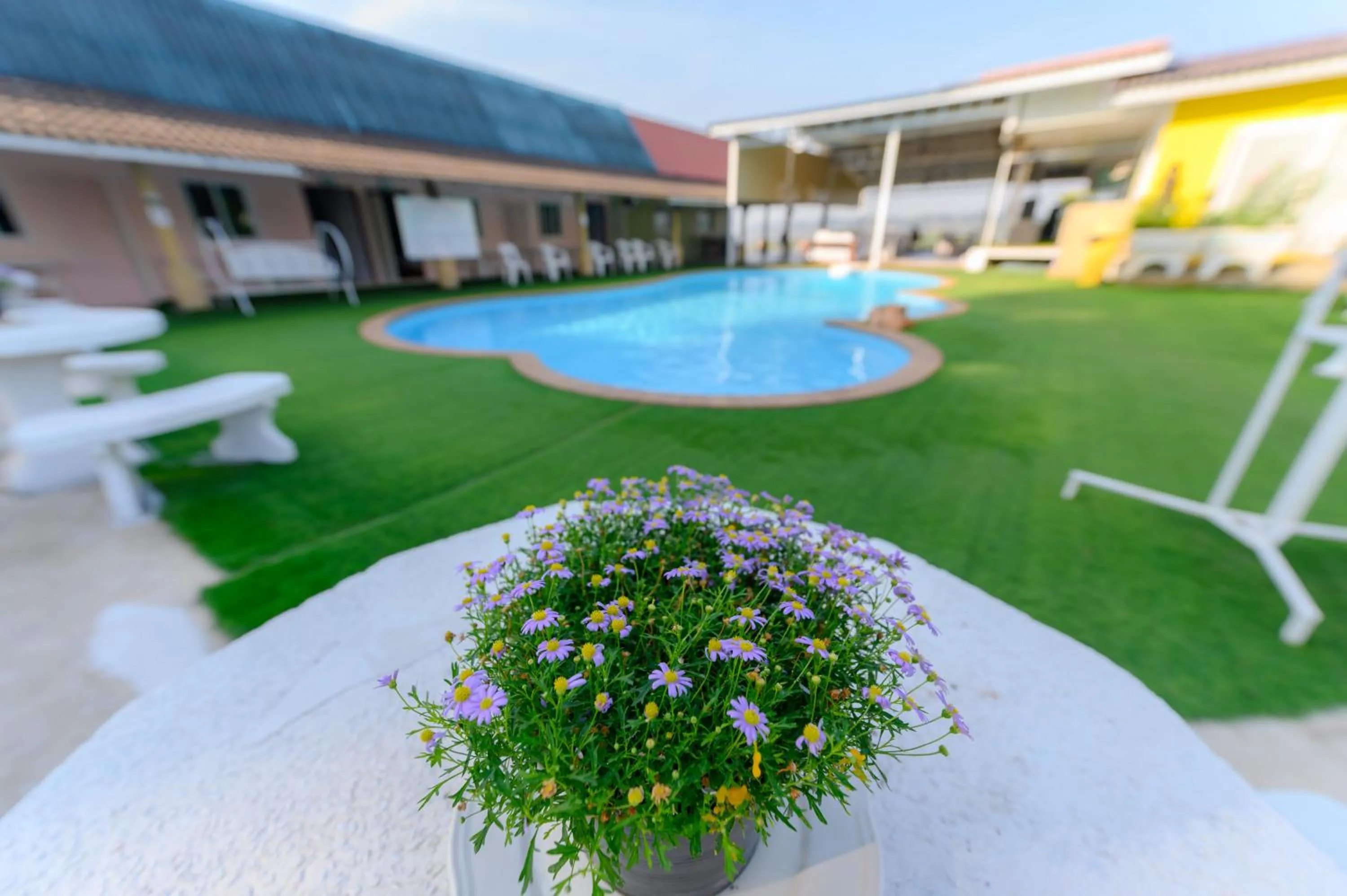 Swimming pool in Kongkhamkoon Hotel