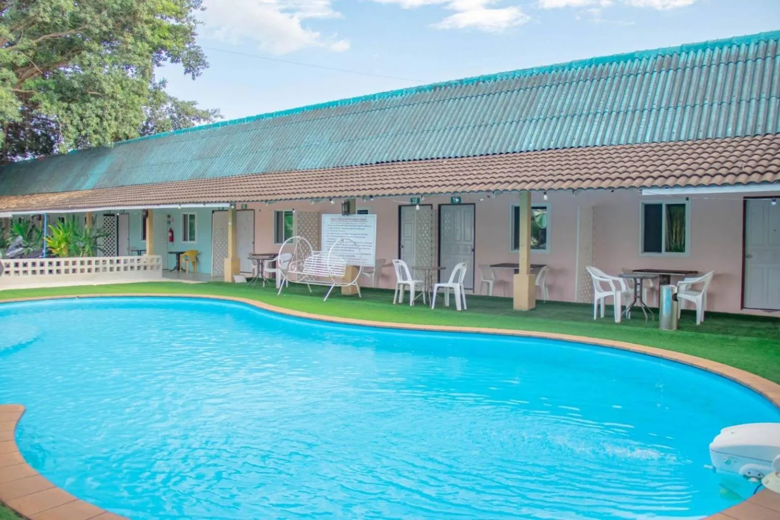 Swimming pool in Kongkhamkoon Hotel