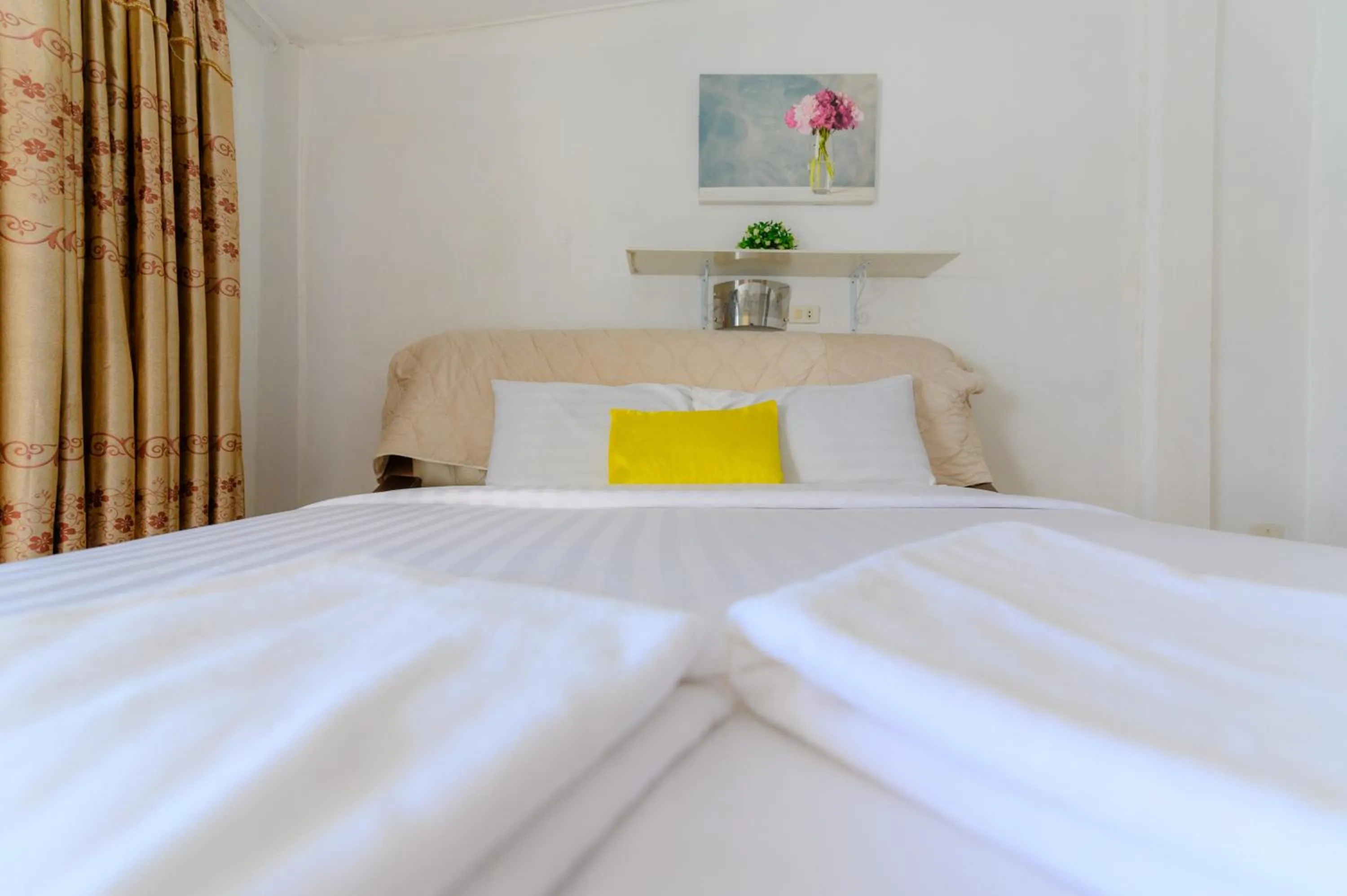 Bed in Kongkhamkoon Hotel