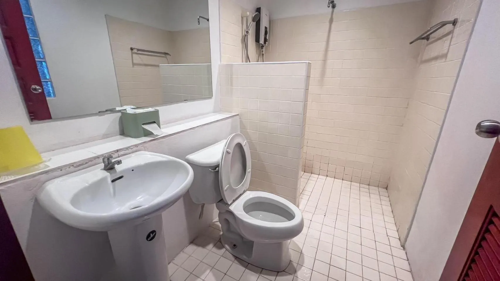 Bathroom in Kongkhamkoon Hotel