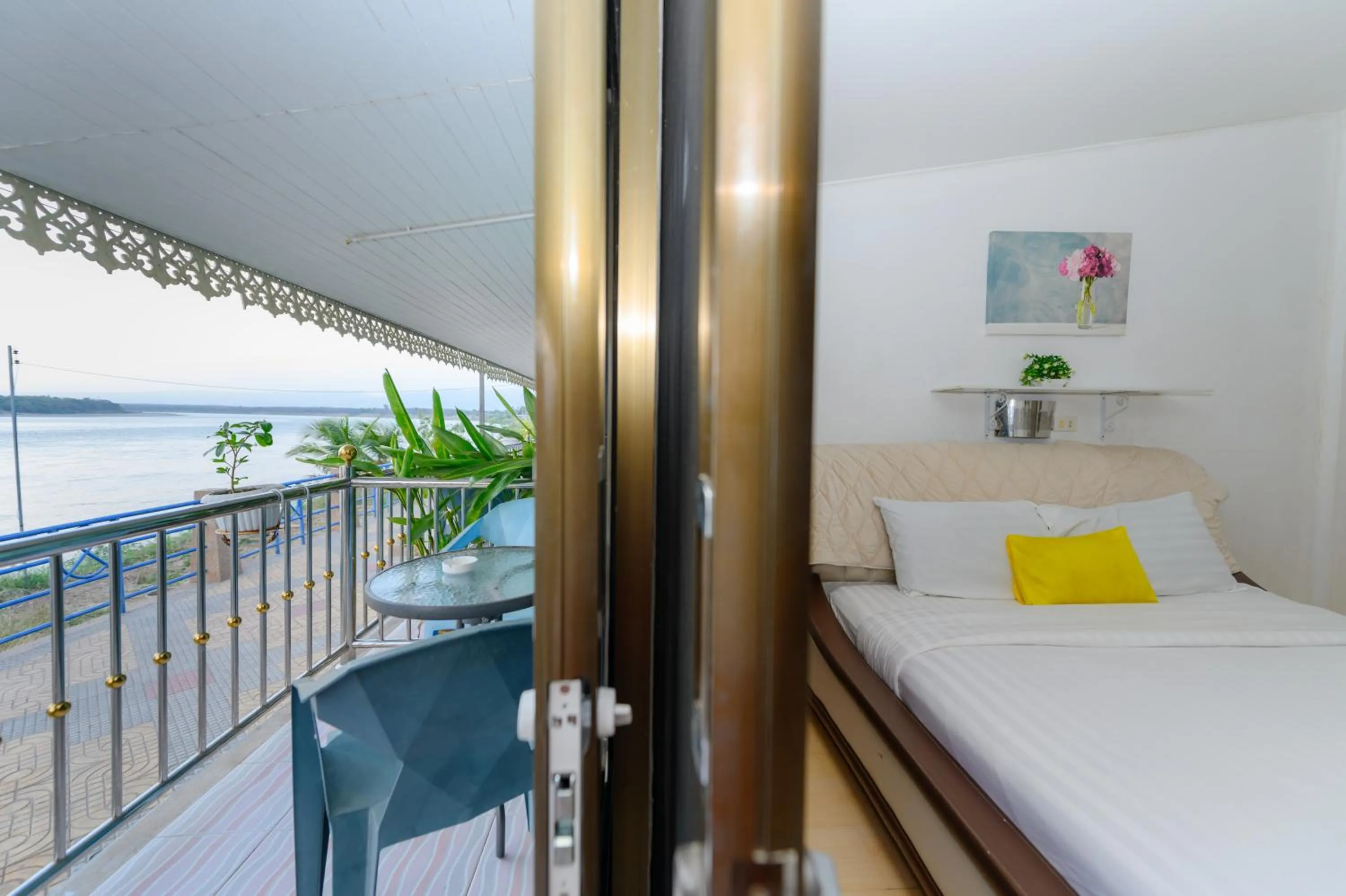 View (from property/room), Bed in Kongkhamkoon Hotel