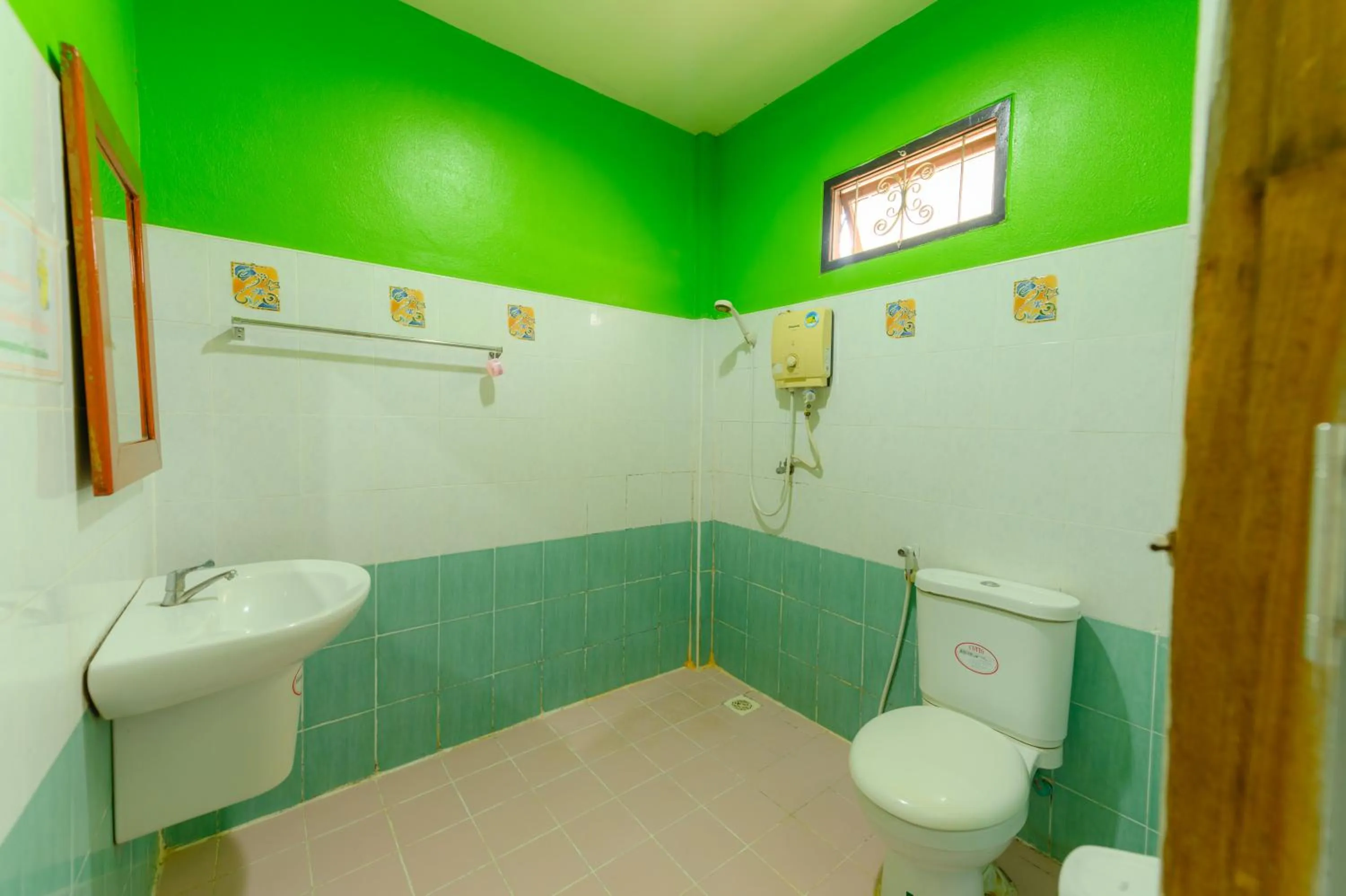 Bathroom in Kongkhamkoon Hotel