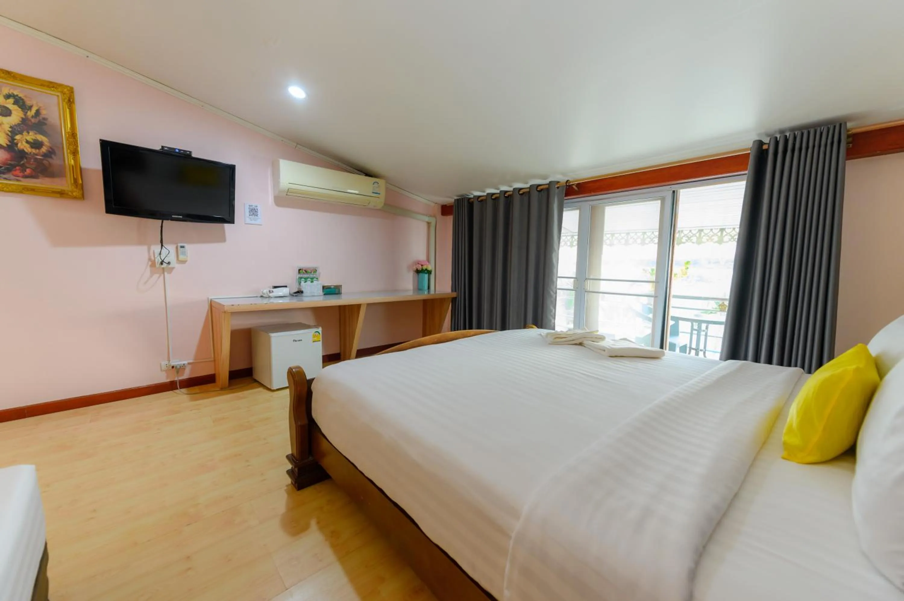 View (from property/room), Bed in Kongkhamkoon Hotel