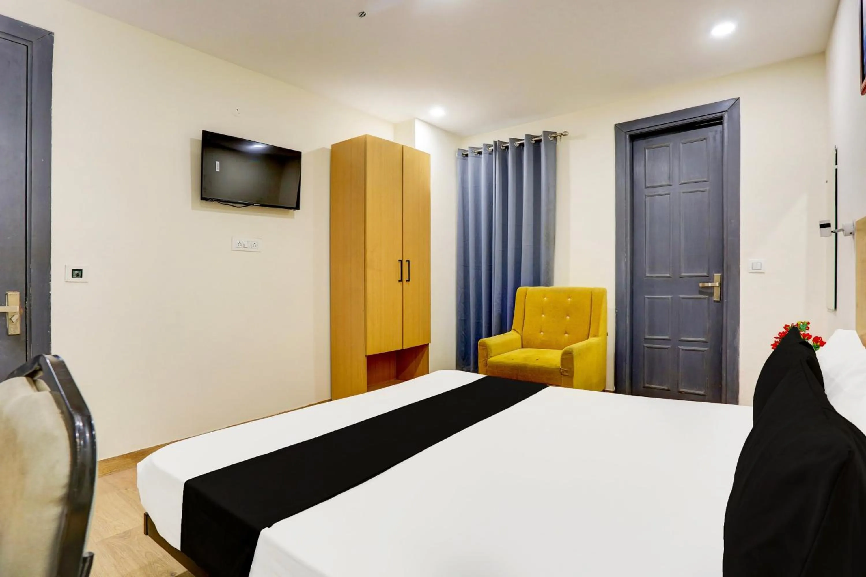 Bedroom, Bed in Super Hotel O Near Uttam Nagar East Metro