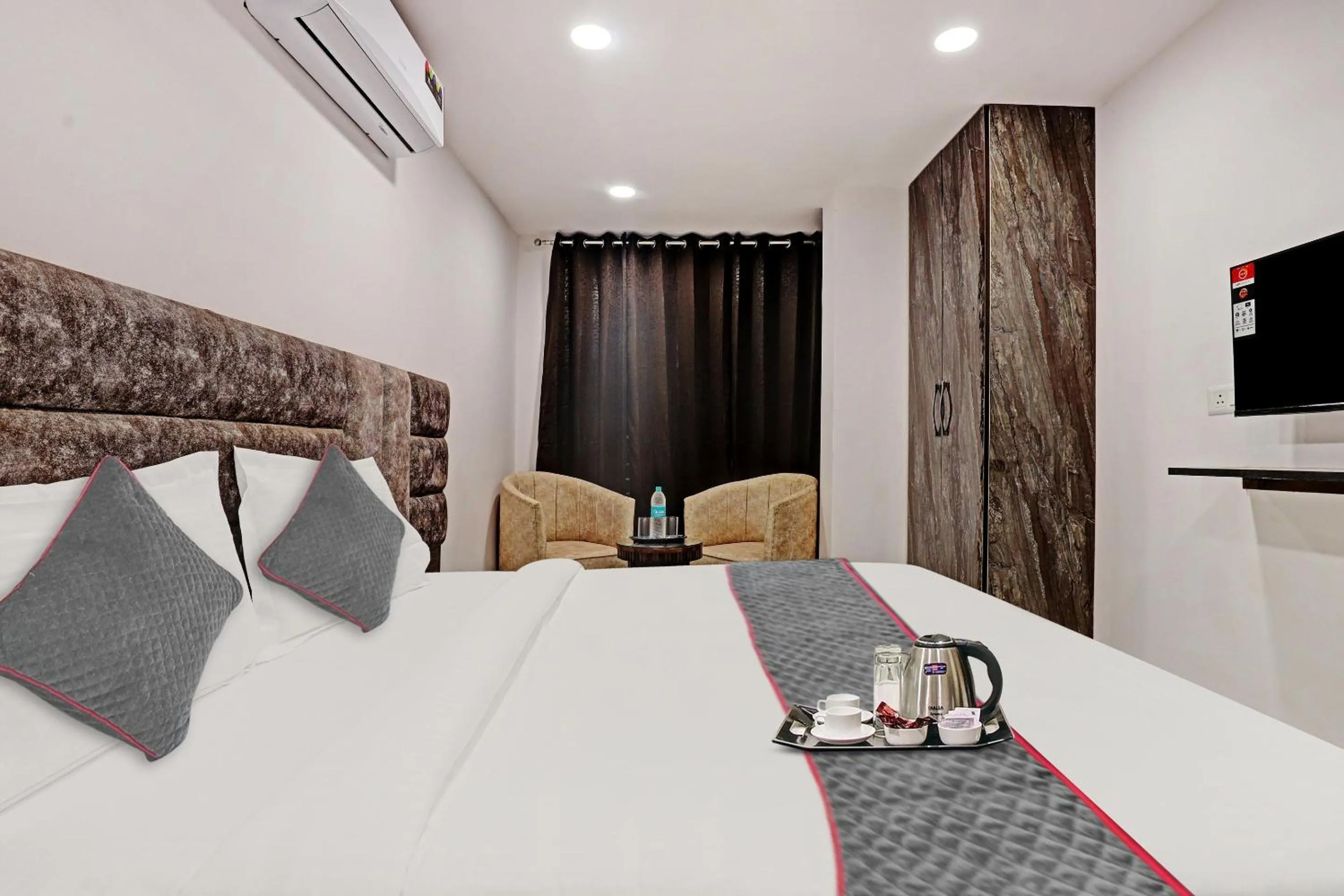 Bedroom, Bed in Super Townhouse Roadway Inn