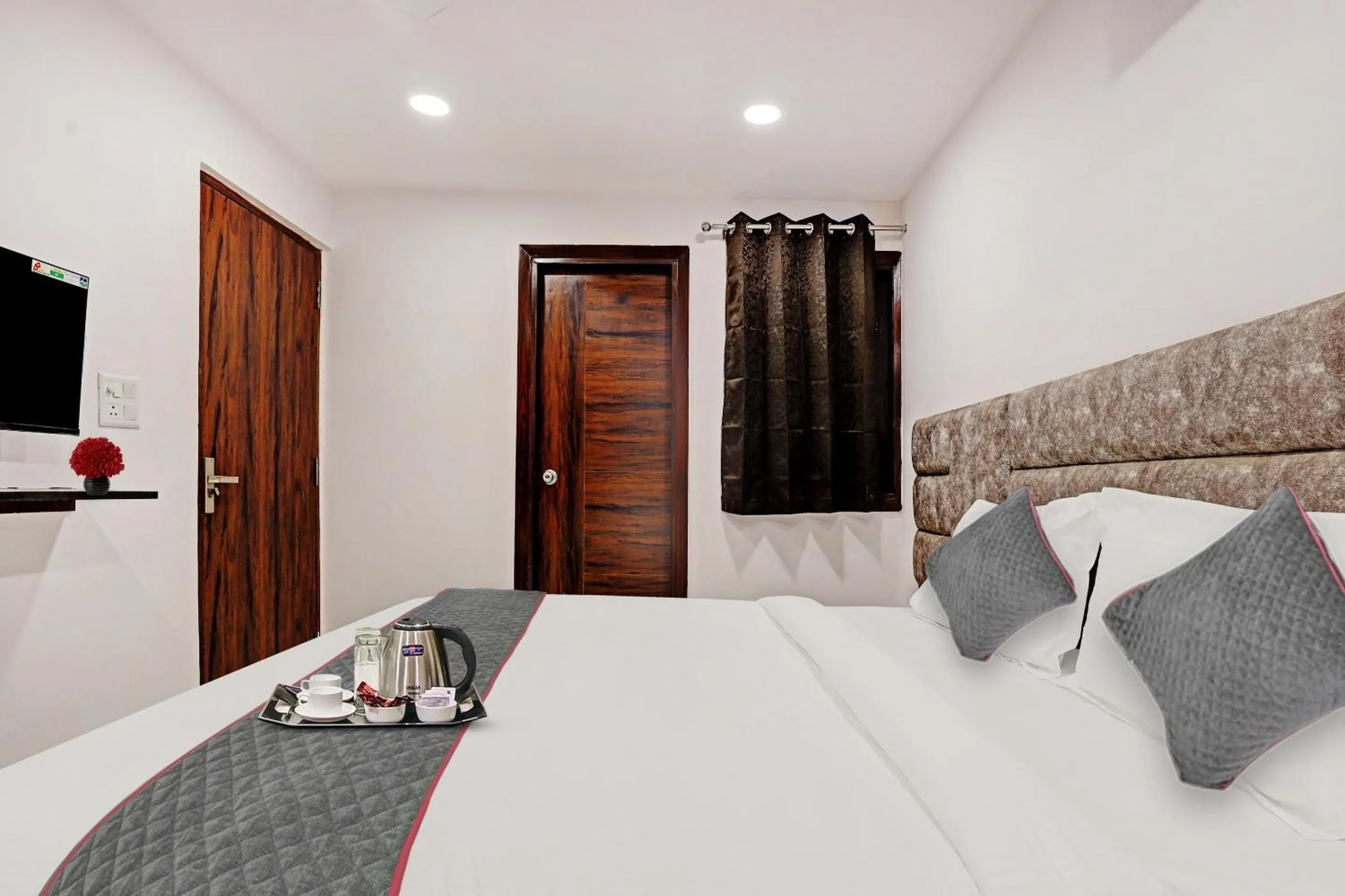 Bedroom, Bed in Super Townhouse Roadway Inn