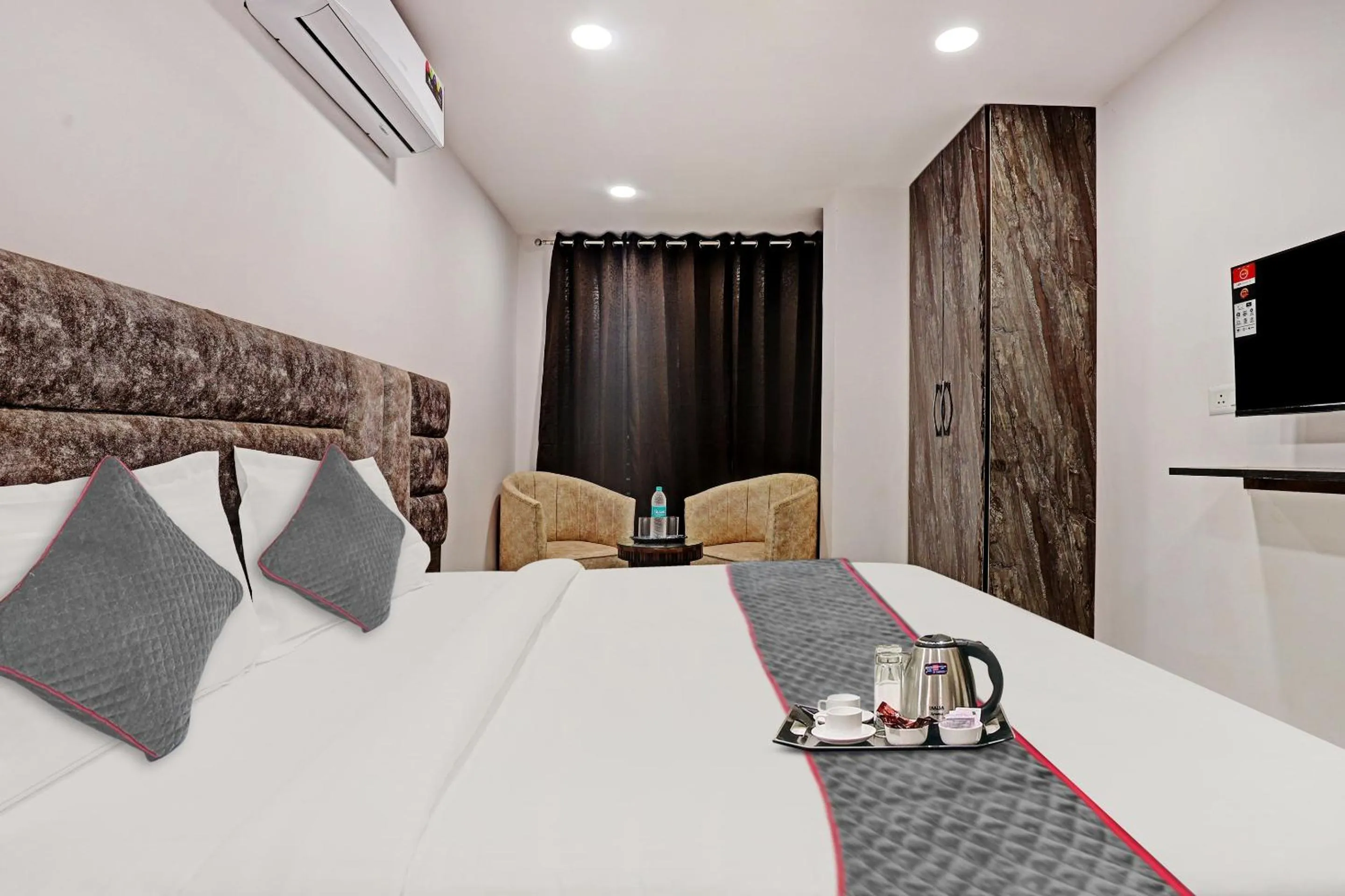 Bedroom, Bed in Super Townhouse Roadway Inn