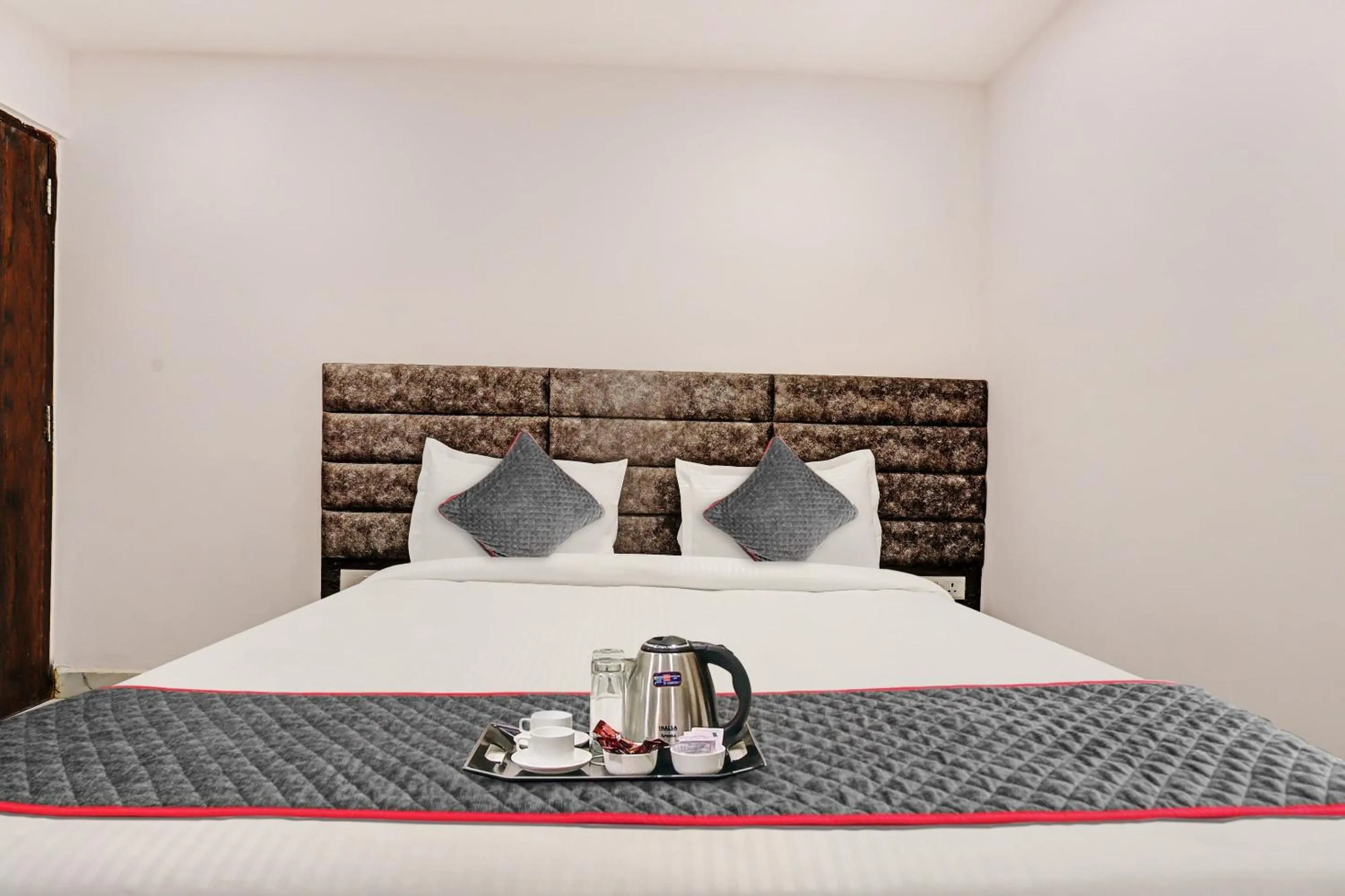 Bedroom, Bed in Super Townhouse Roadway Inn