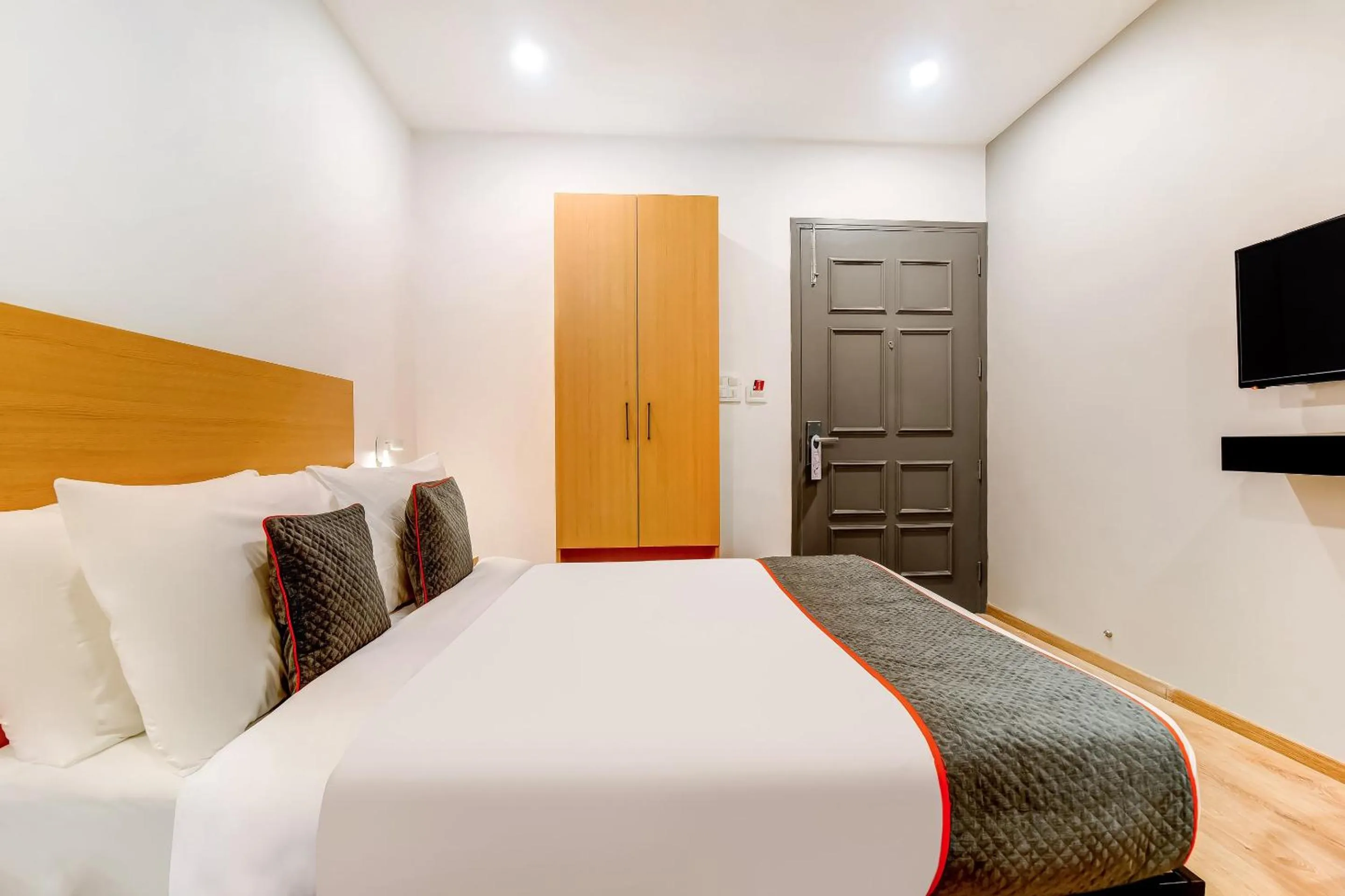 Bed in Collection O Near Kohat Enclave Metro Station