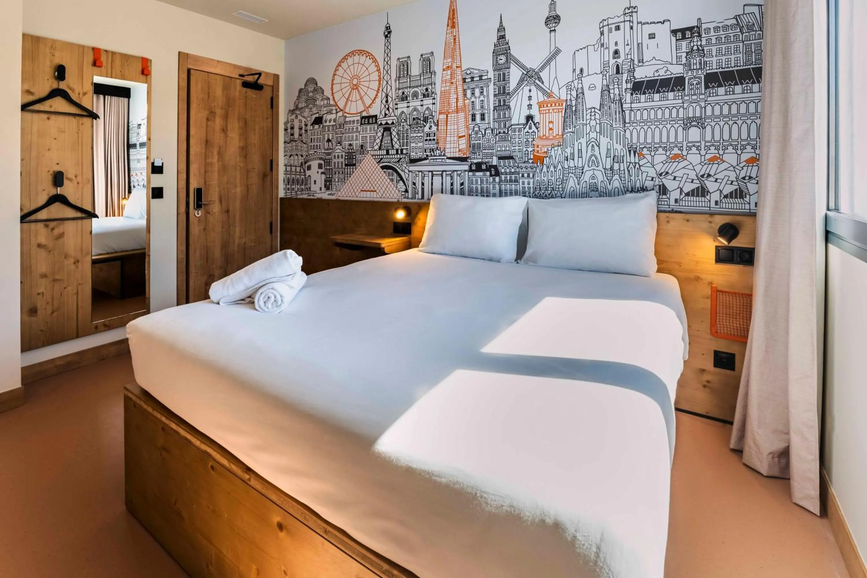 Bedroom, Bed in easyHotel Madrid Alcala