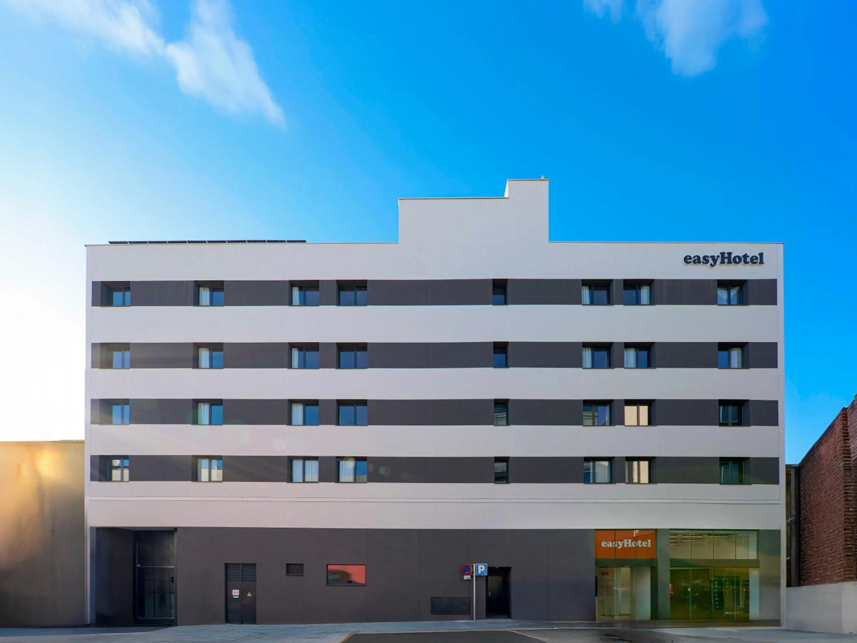 Property building in easyHotel Madrid Alcala