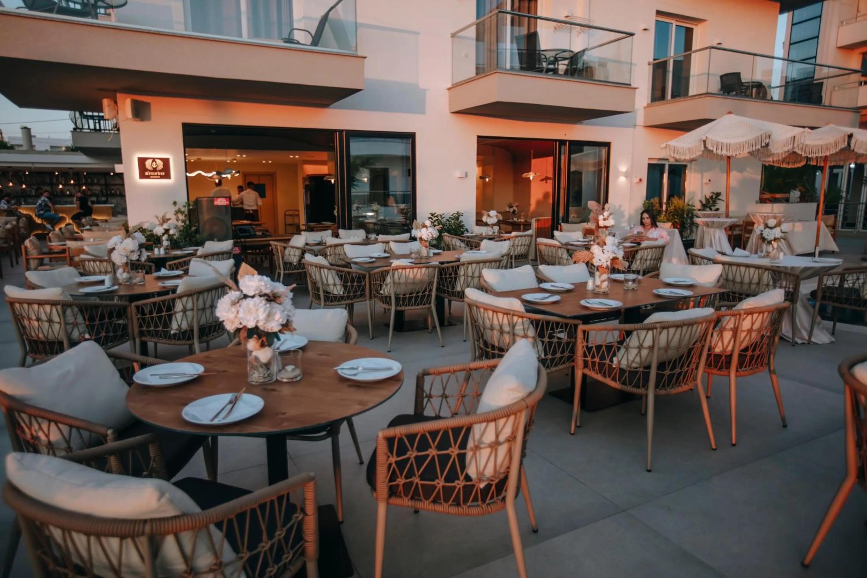 Restaurant/places to eat in Avenue Hotel