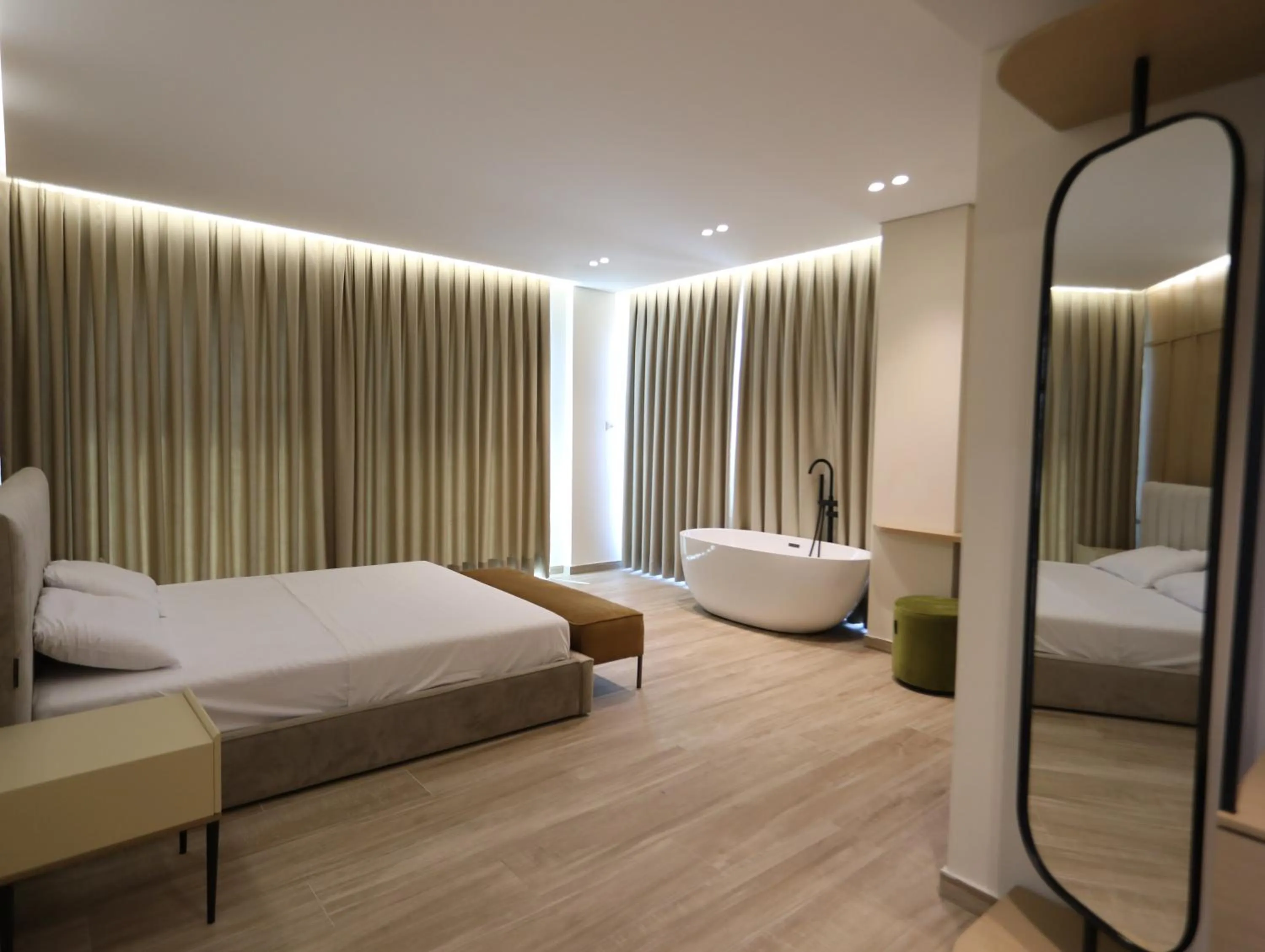 Photo of the whole room, Bed in Avenue Hotel