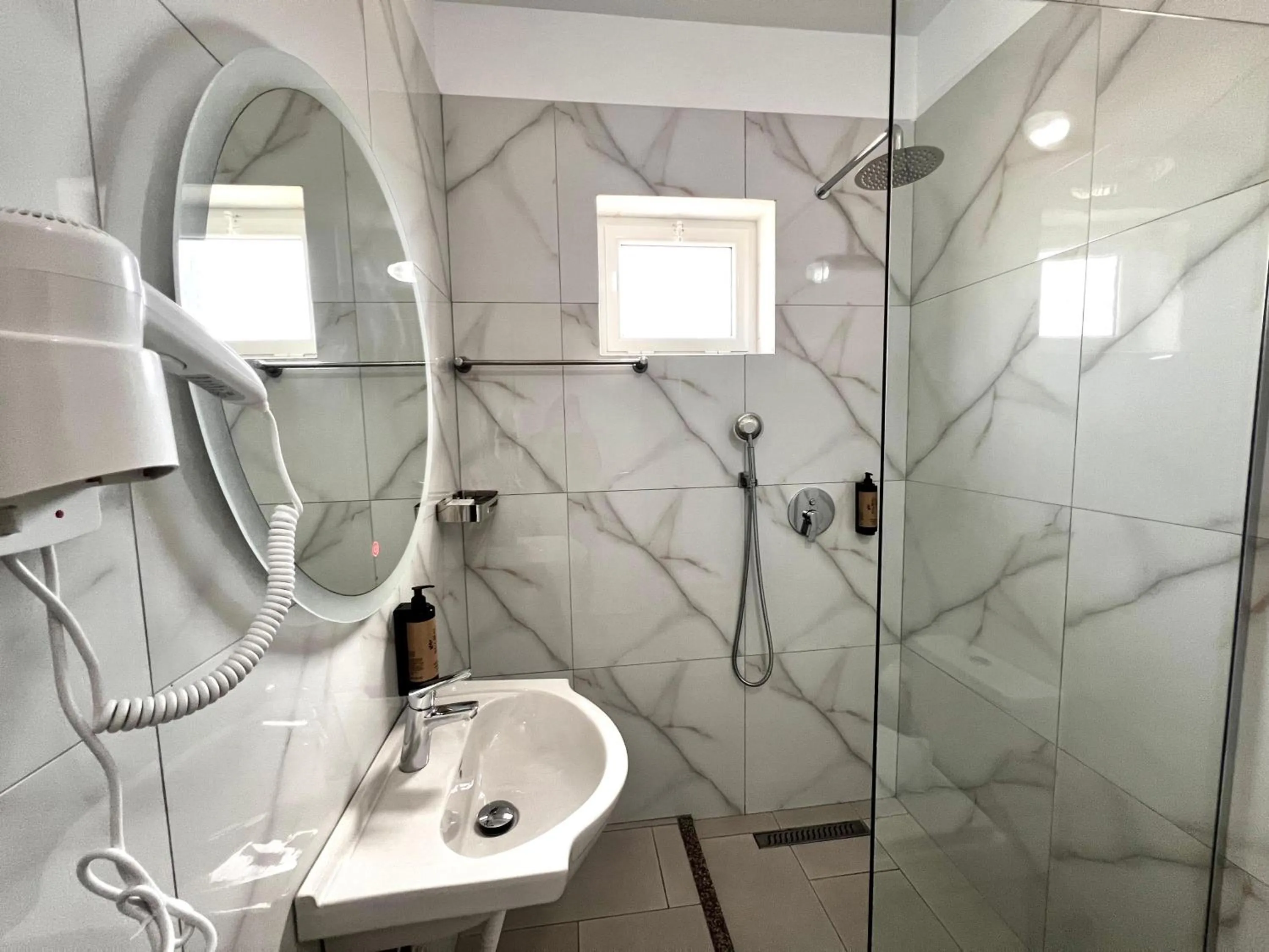 Bathroom in Avenue Hotel