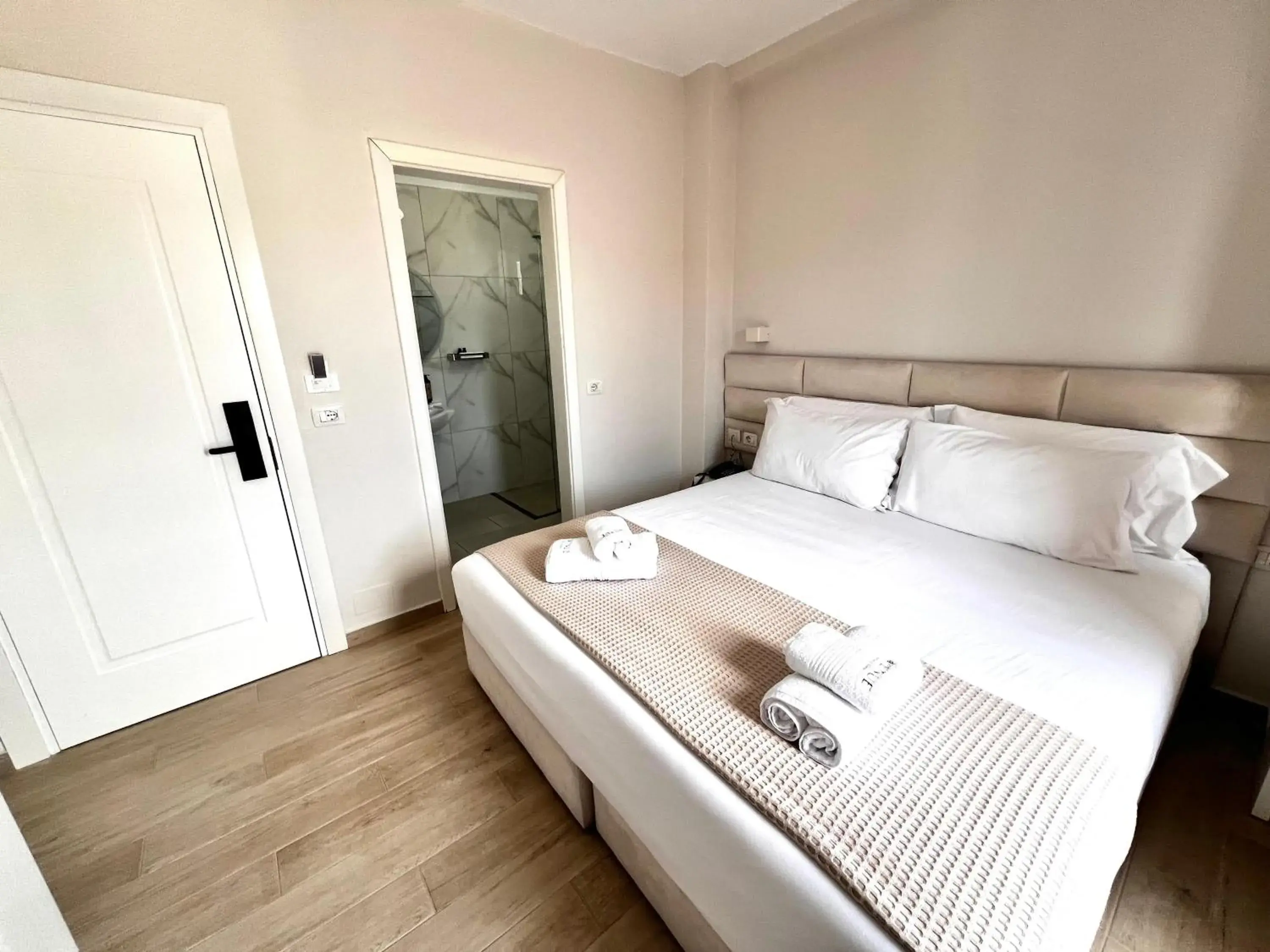 Double Room with Side Sea View in Avenue Hotel Double Room with Side Sea View in Avenue Hotel