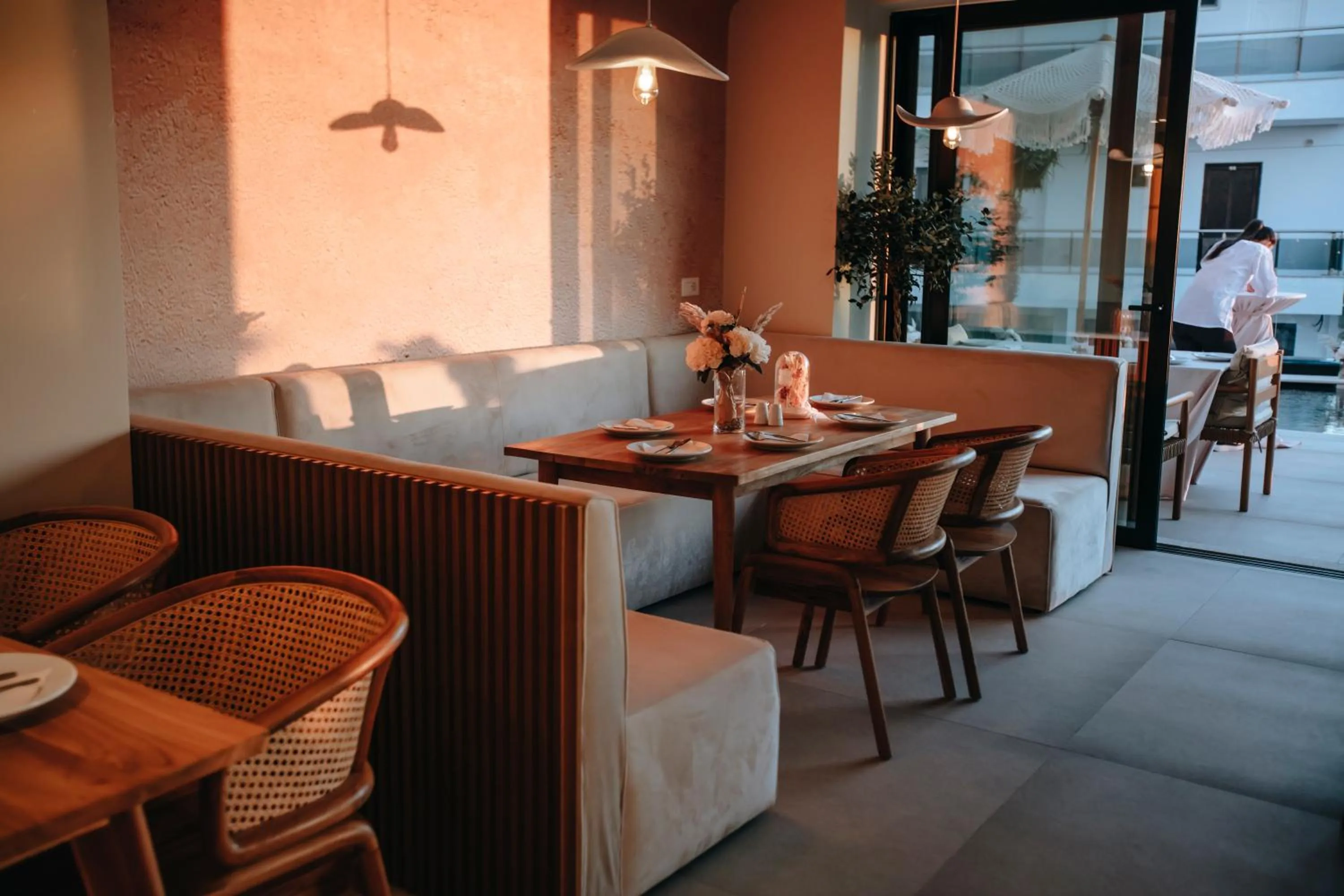 Restaurant/places to eat in Avenue Hotel