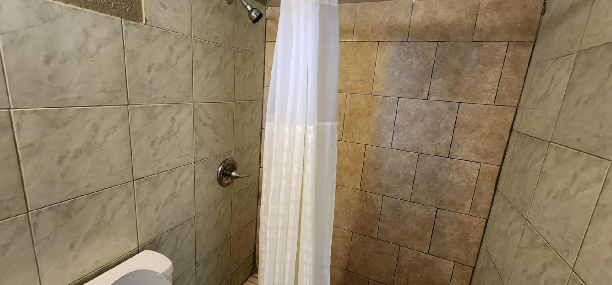 Bathroom in OYO Budget Inn Bartow