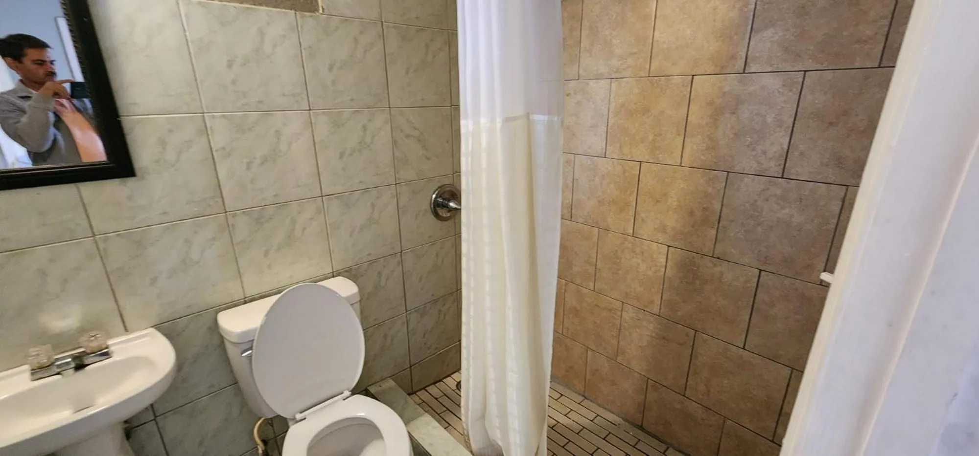 Bathroom in OYO Budget Inn Bartow