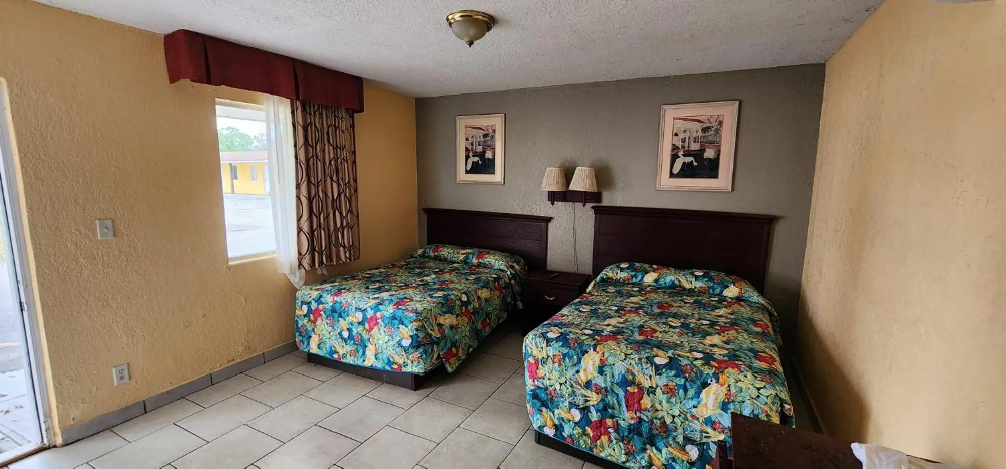 Bedroom, Bed in OYO Budget Inn Bartow