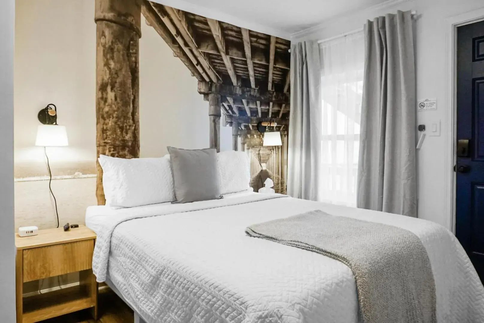 Standard Queen Room in The Boardwalk Inn Standard Queen Room in The Boardwalk Inn