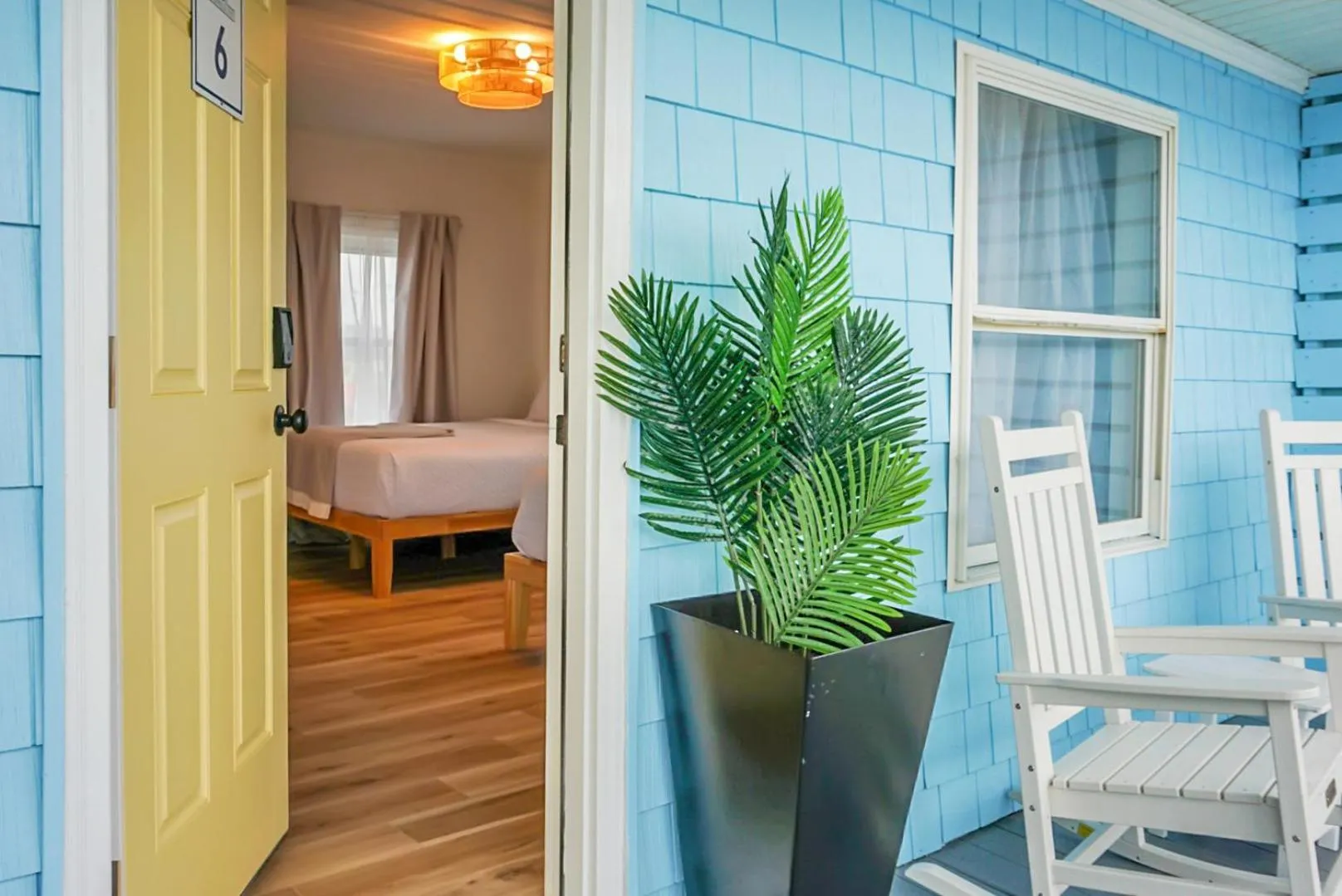 Seating area, Bed in The Boardwalk Inn