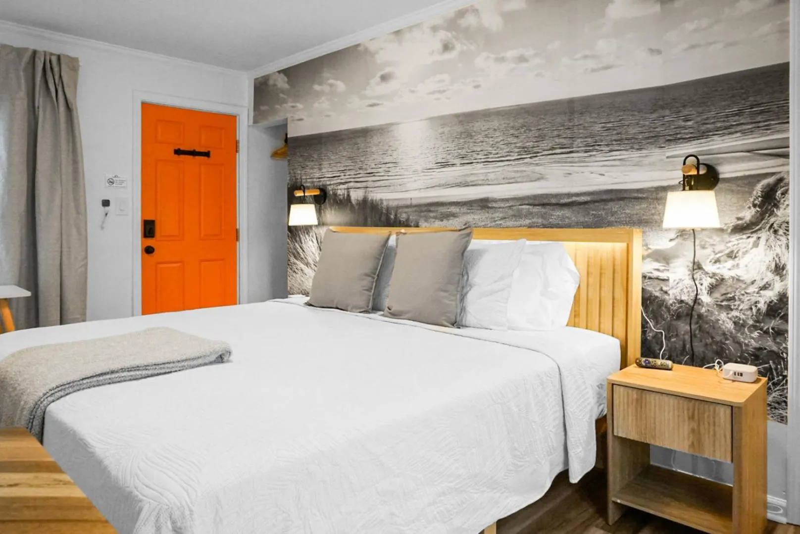 Photo of the whole room, Bed in The Boardwalk Inn