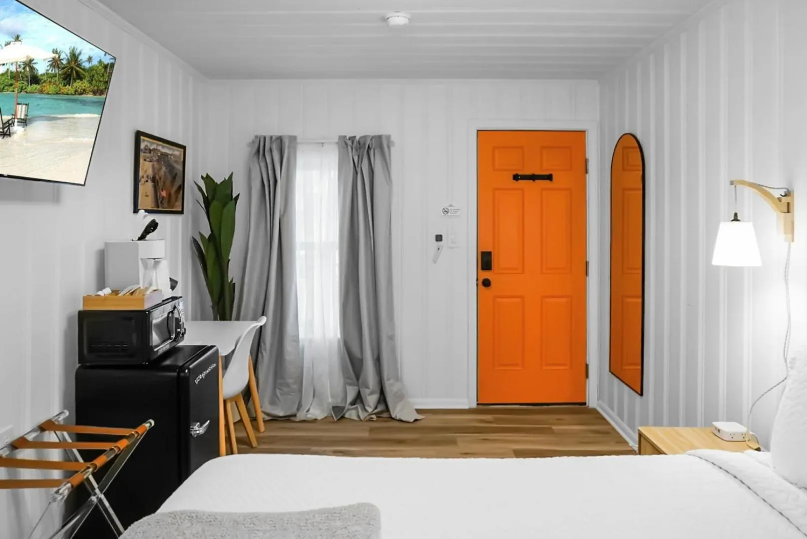 Photo of the whole room, Bed in The Boardwalk Inn