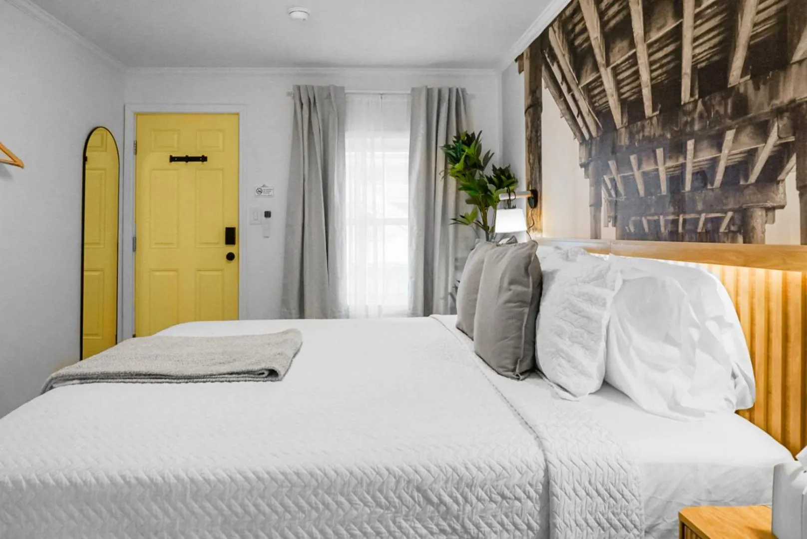 Photo of the whole room, Bed in The Boardwalk Inn