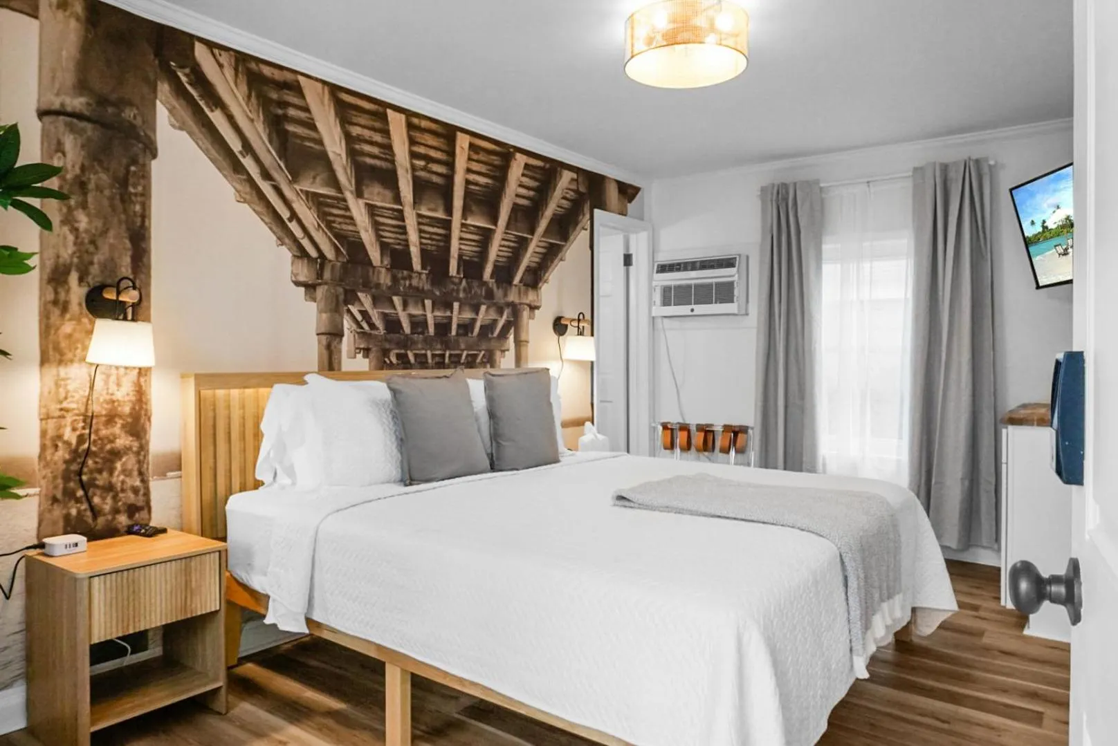 Photo of the whole room, Bed in The Boardwalk Inn