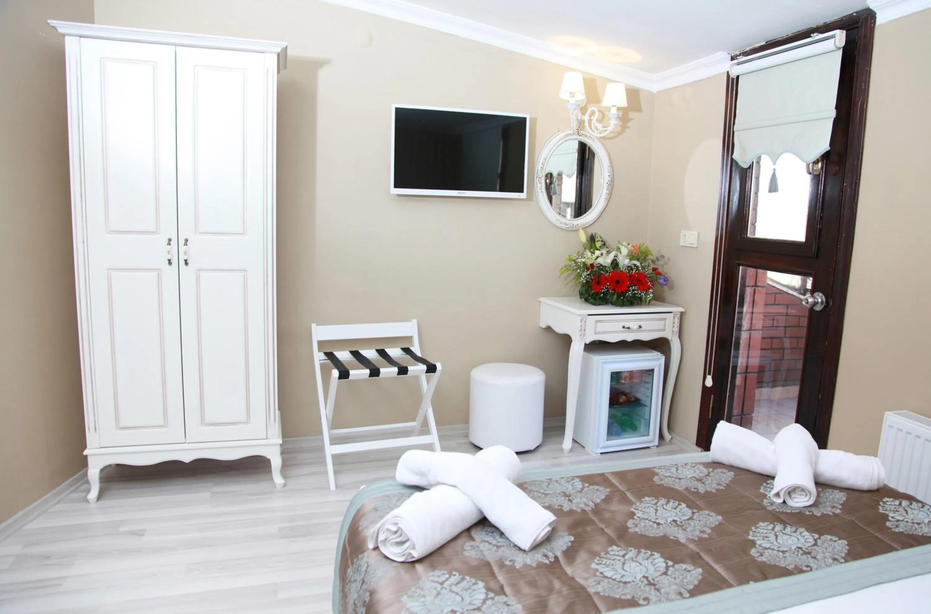 Photo of the whole room, Bed in Kadi Konagi Thermal Hotel