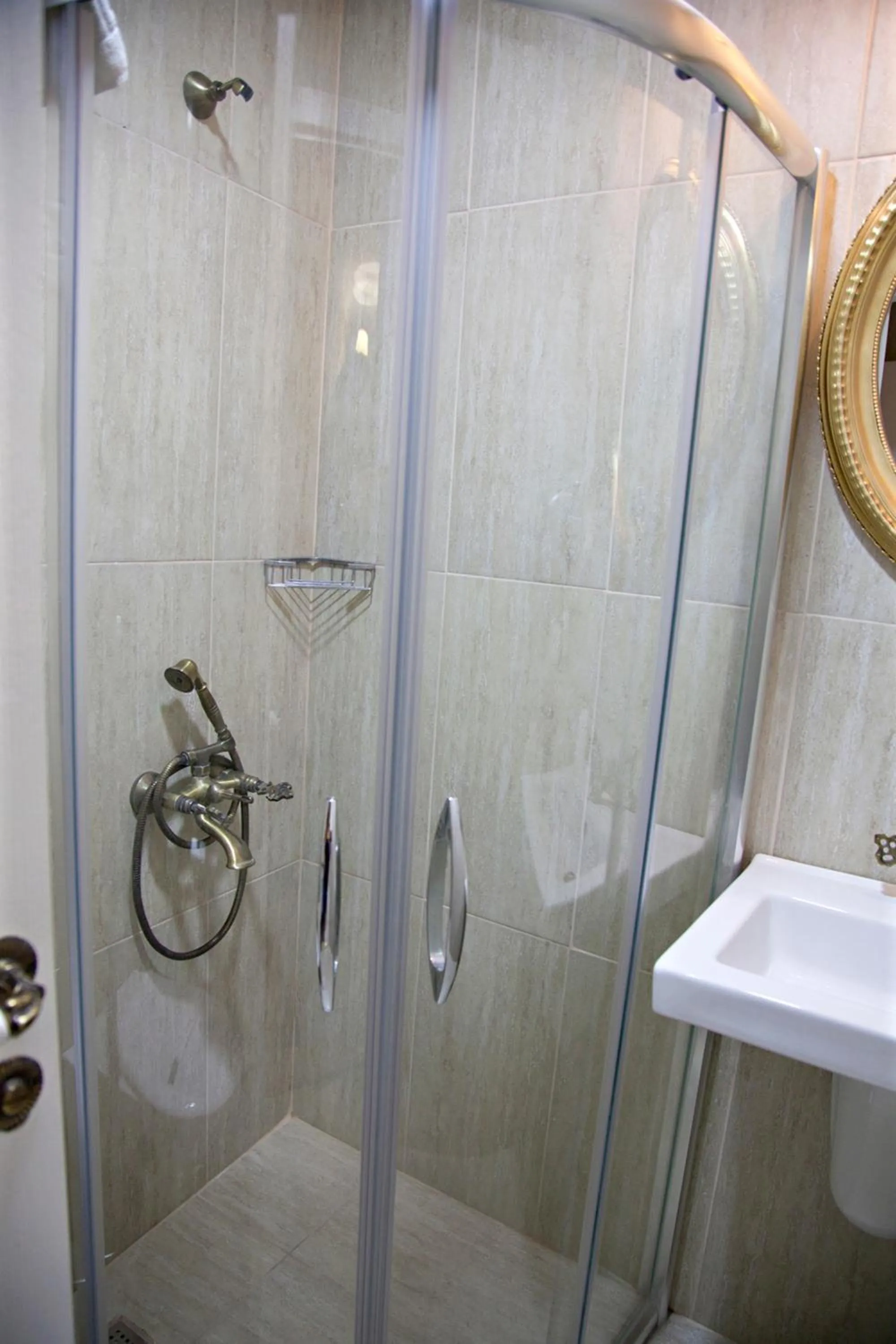 Bathroom in Kadi Konagi Thermal Hotel