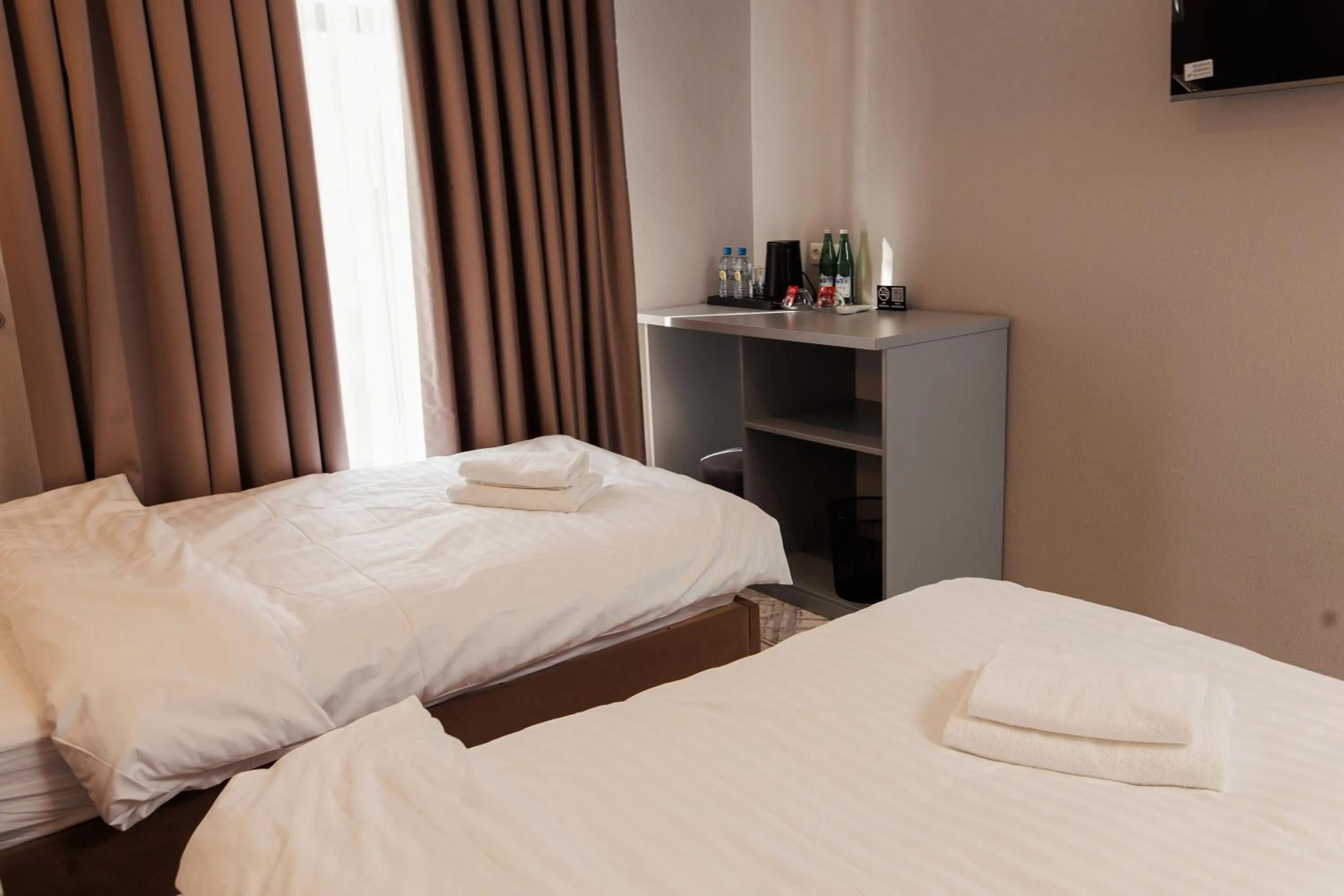 Photo of the whole room, Bed in Polar Bear