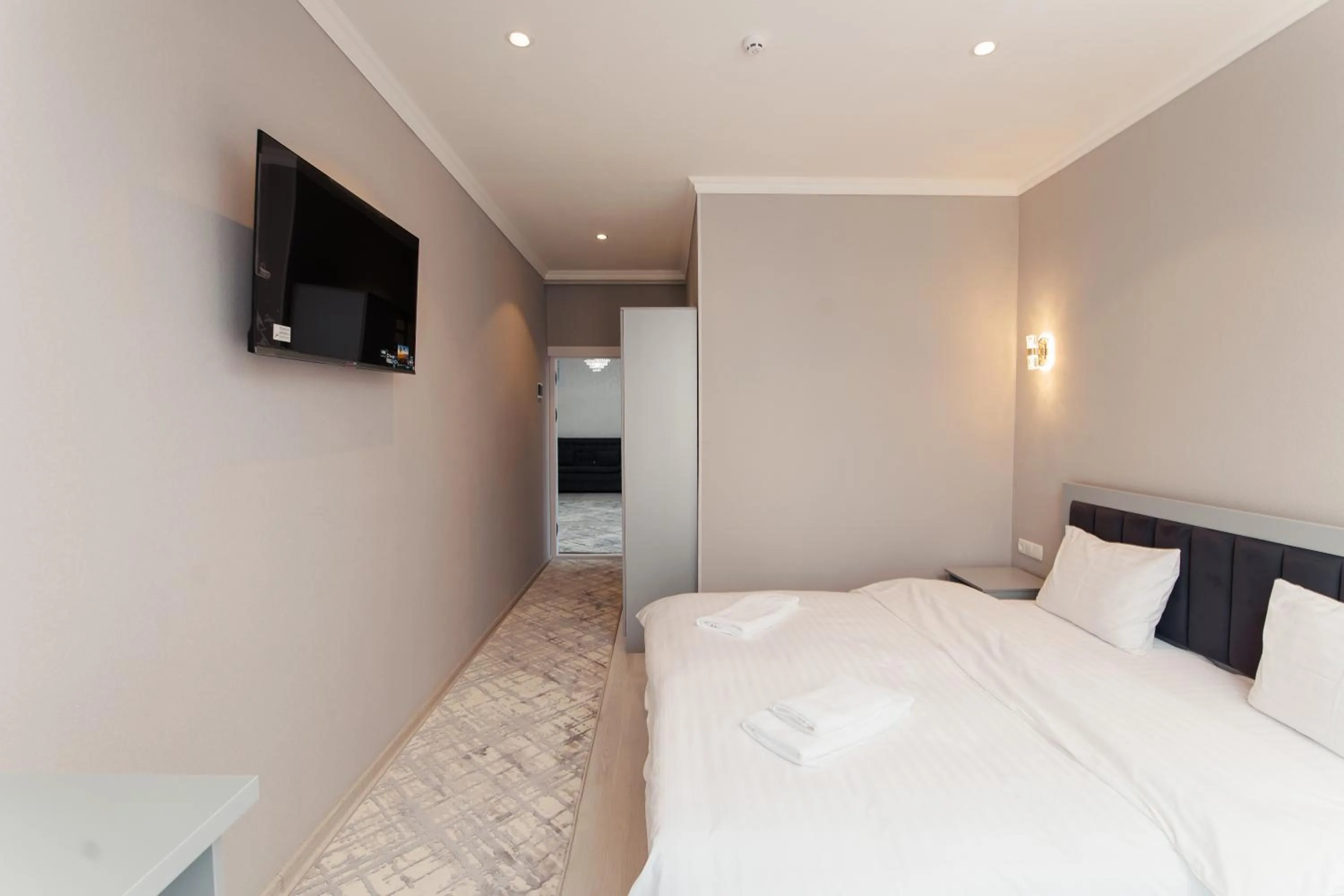 Photo of the whole room, Bed in Polar Bear