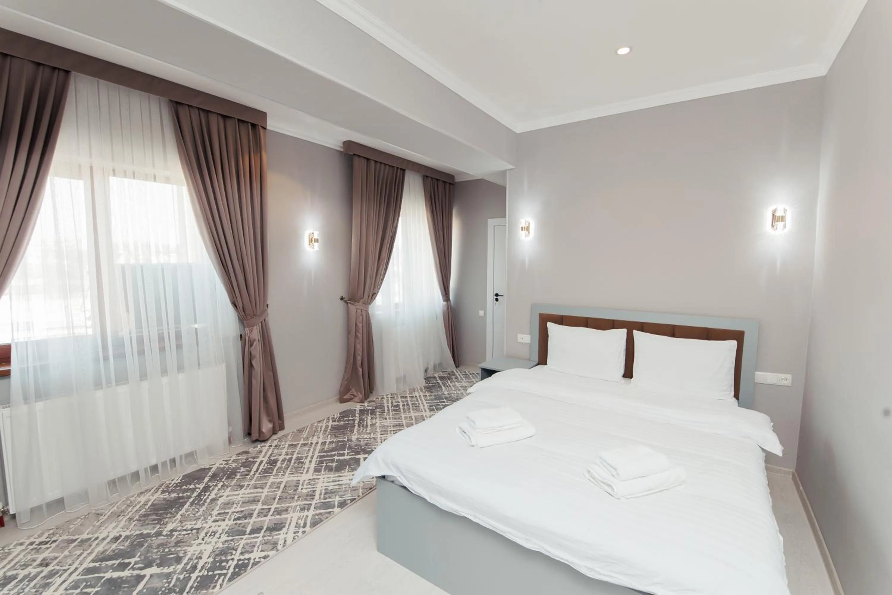 Photo of the whole room, Bed in Polar Bear