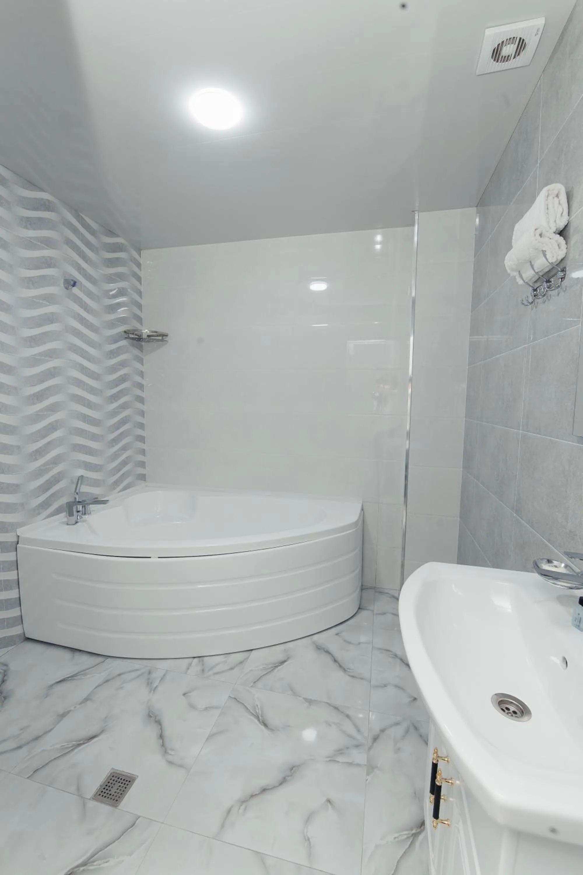 Shower in Polar Bear