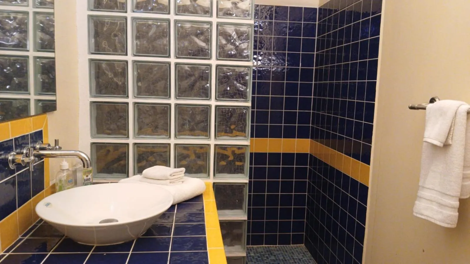 Shower in Bamboleo Inn
