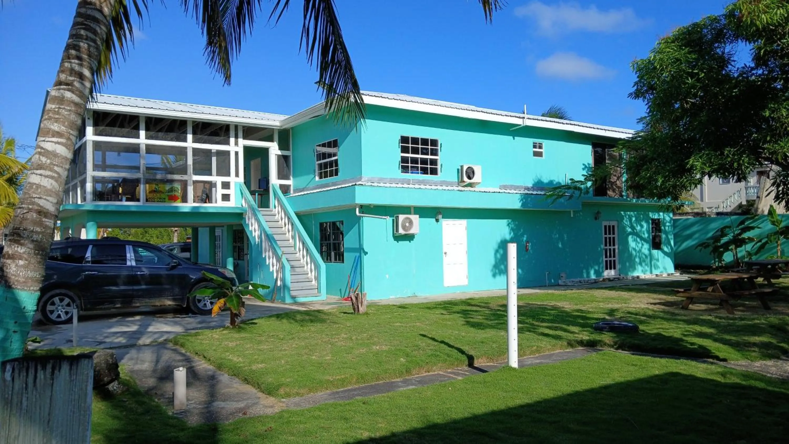 Property building in Bamboleo Inn