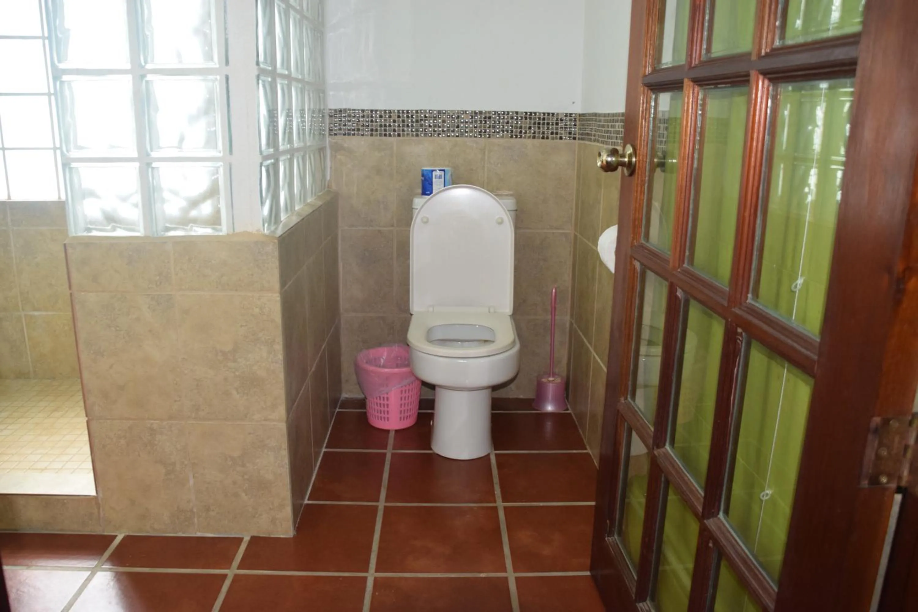 Toilet in Bamboleo Inn
