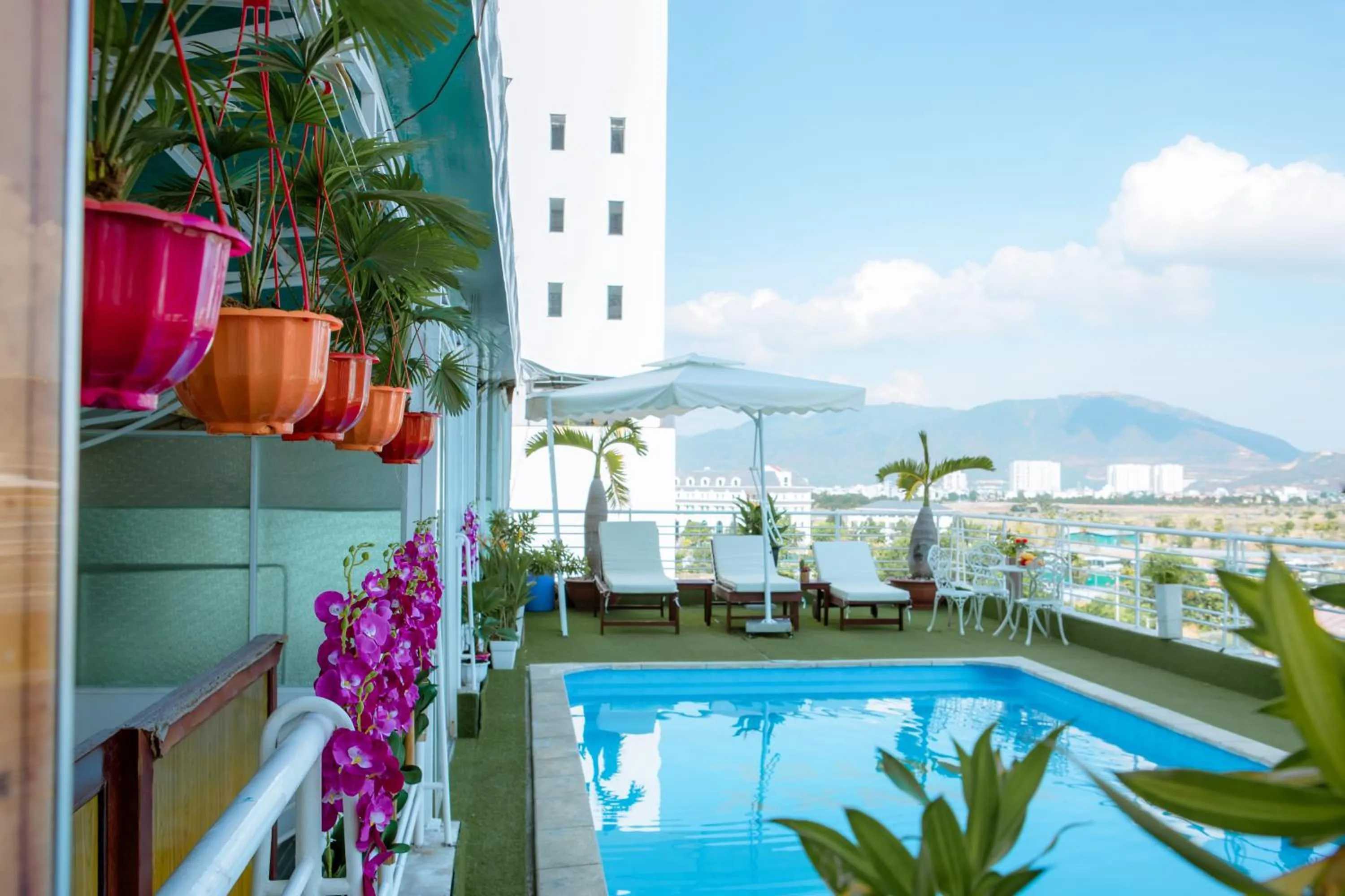 Swimming pool in Lanxy Hotel Nha Trang
