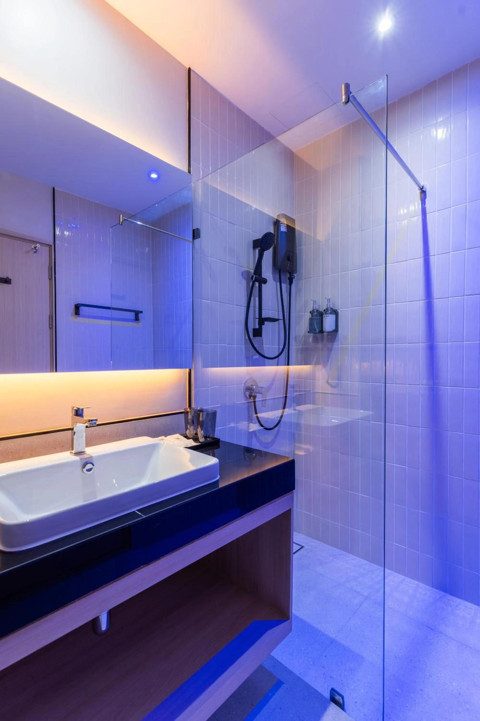 Shower in Moose EASY Hotel