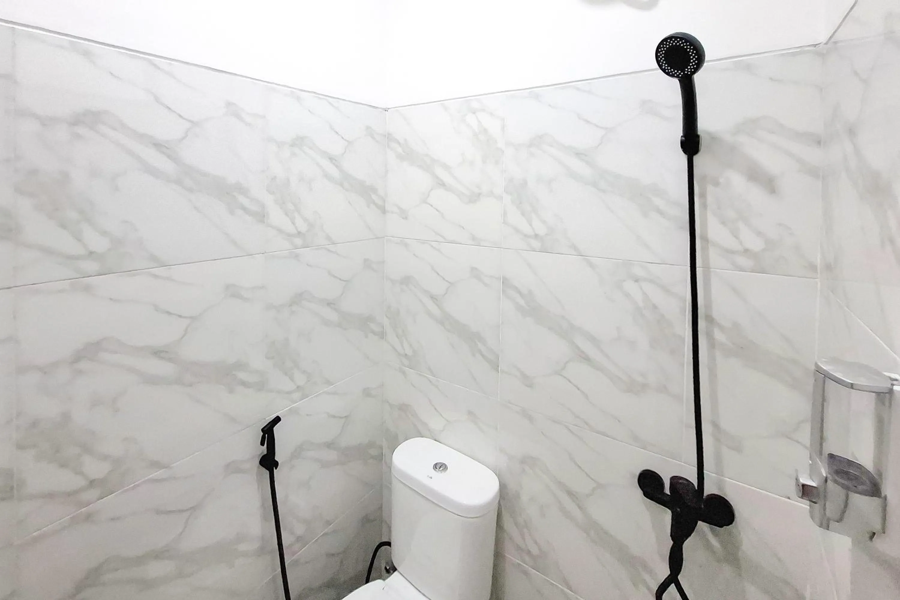 Bathroom in Urbanview Hotel Syariah Terra House Pati by RedDoorz