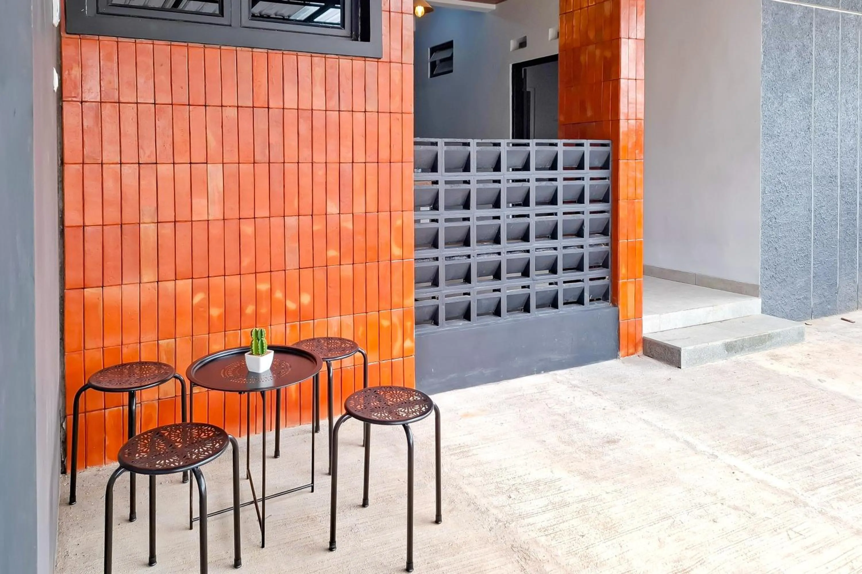 Seating area in Urbanview Hotel Syariah Terra House Pati by RedDoorz