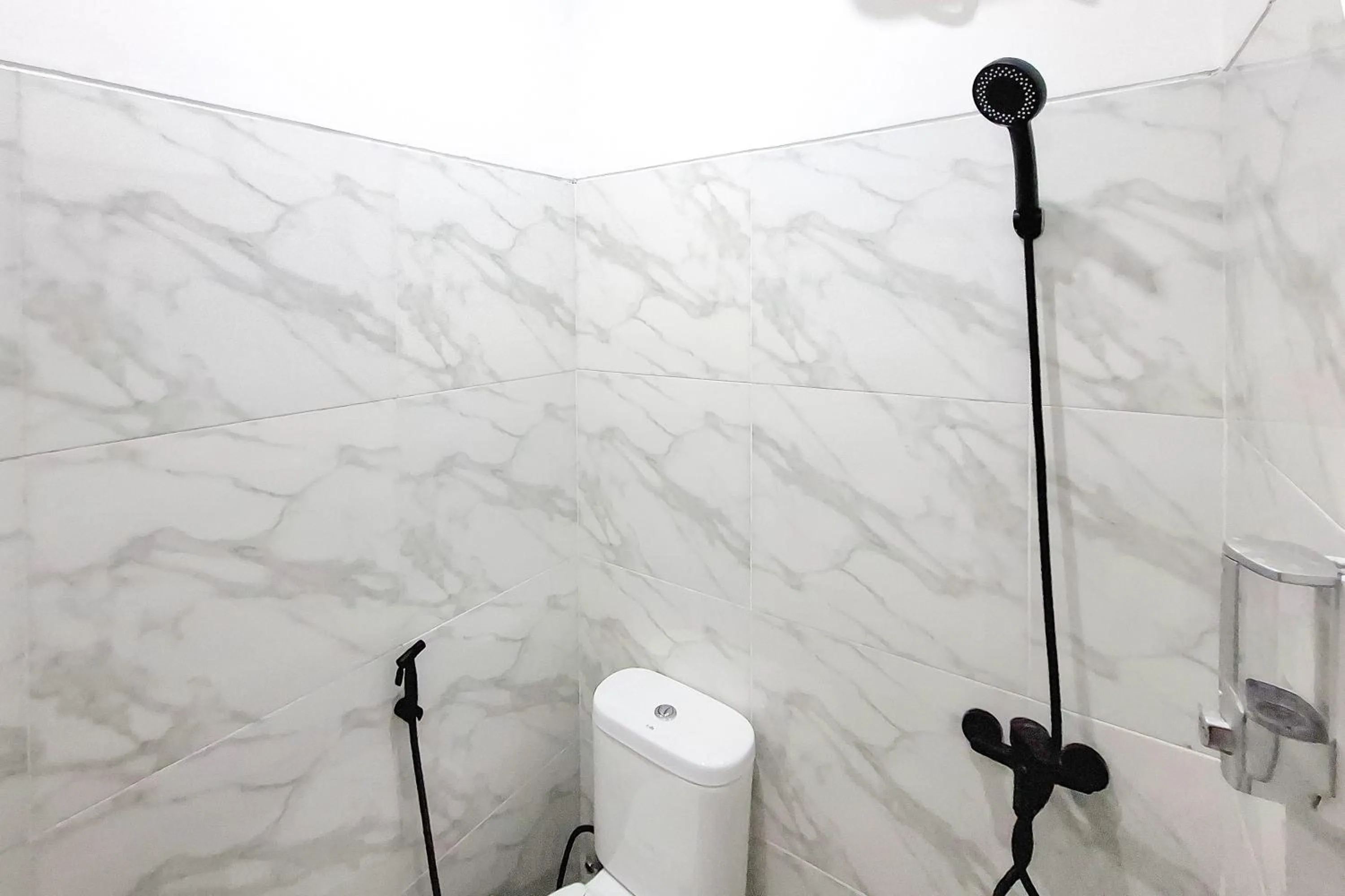 Bathroom in Urbanview Hotel Syariah Terra House Pati by RedDoorz