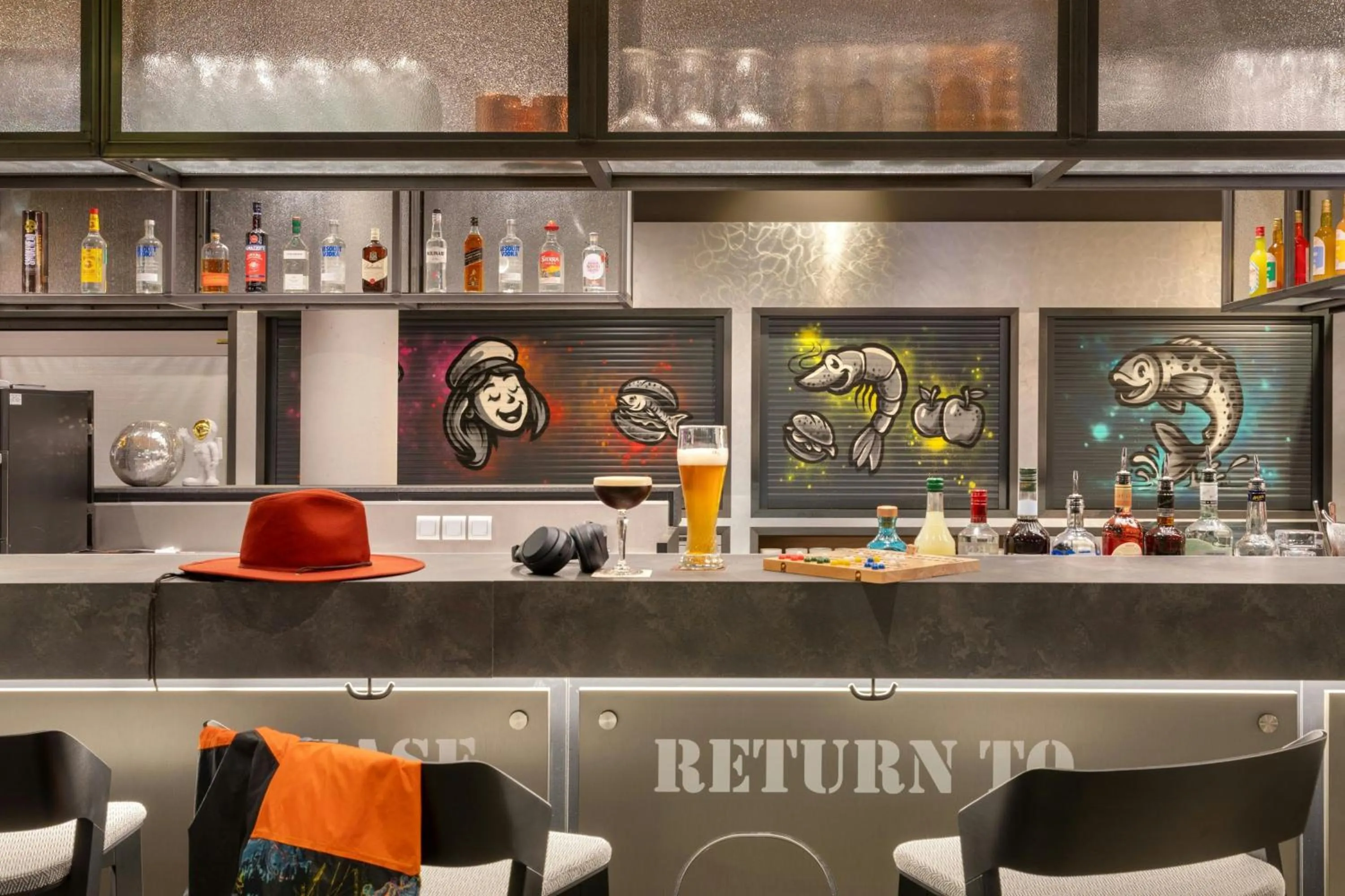 Lounge or bar in Moxy Hamburg - Finkenwerder