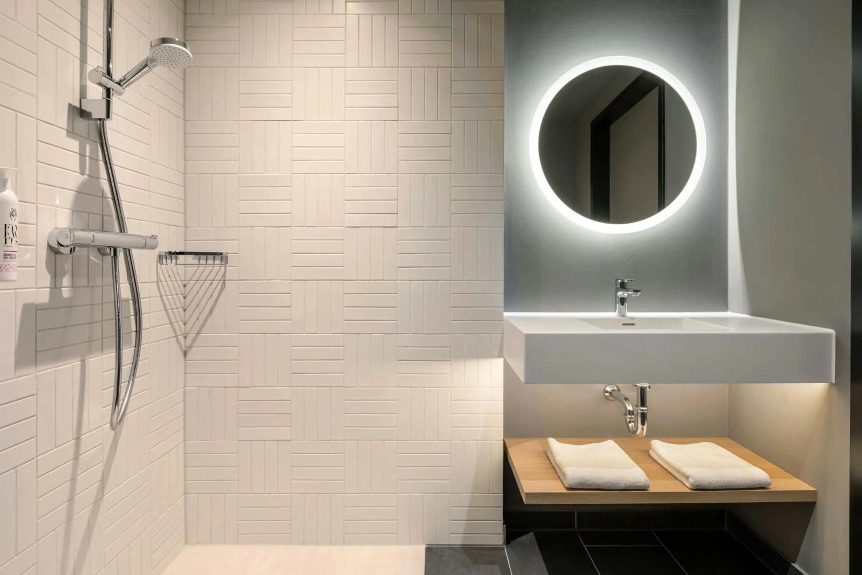 Bathroom in Moxy Hamburg - Finkenwerder